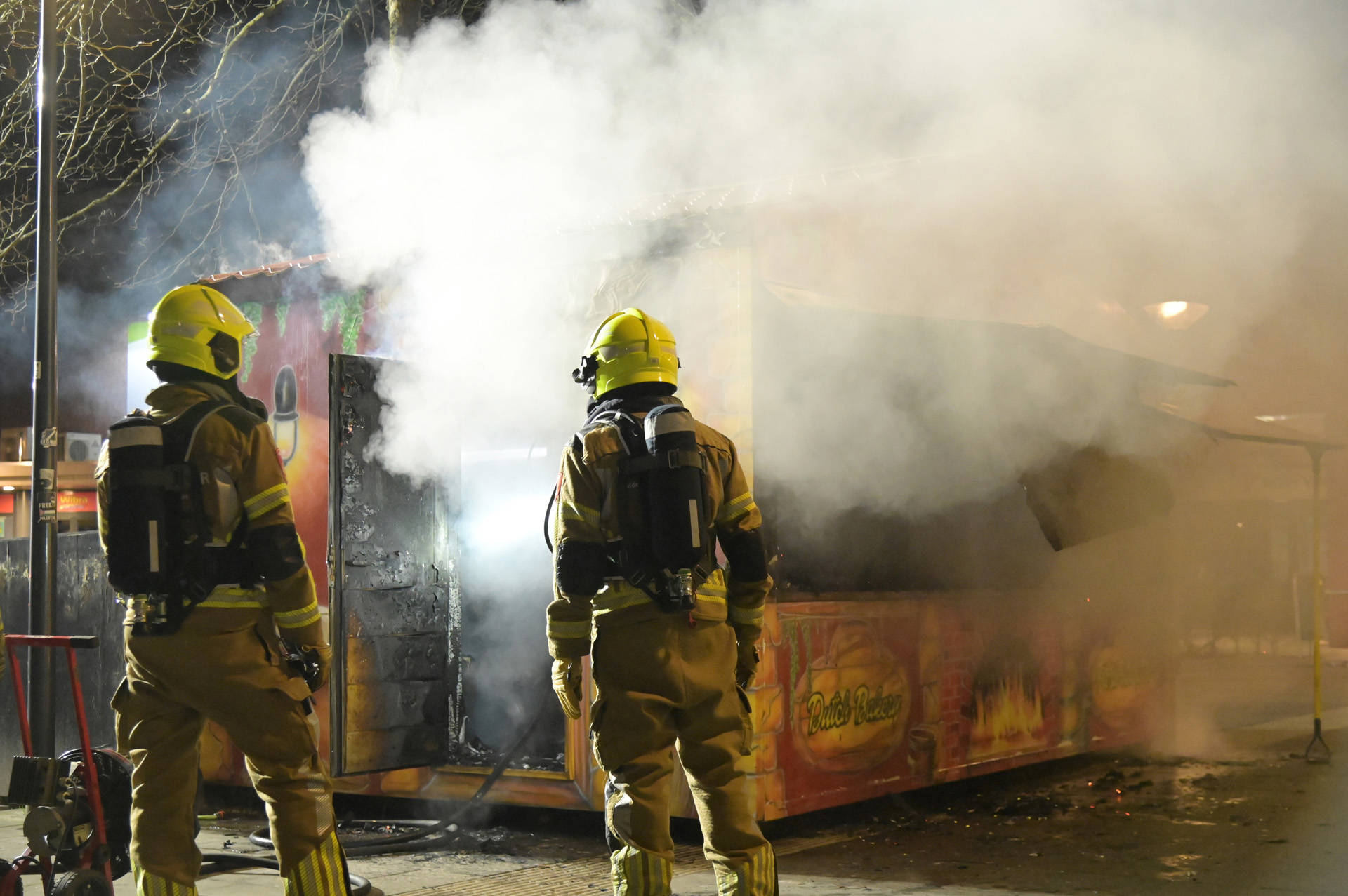 Oliebollenkraam volledig uitgebrand, twee verdachten aangehouden