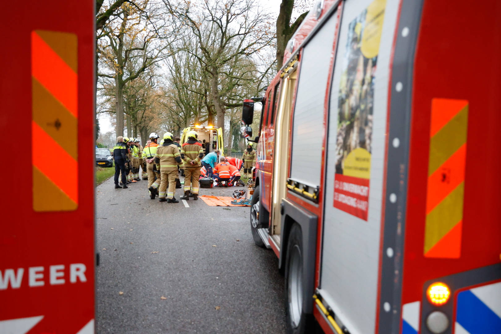 Auto ramt boom, zwaargewonde bestuurder bevrijdt