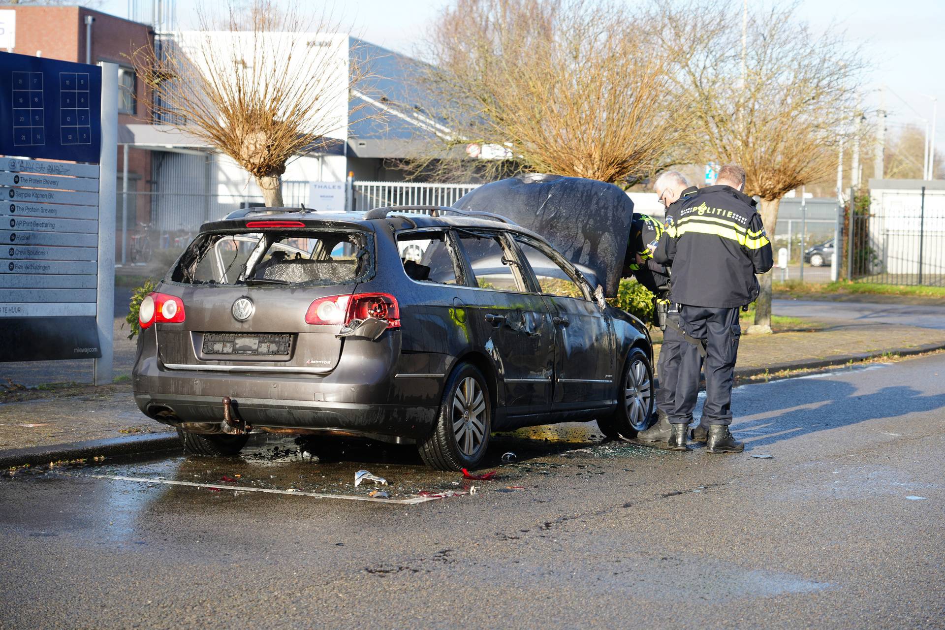 Auto brandt volledig uit, kentekenplaten ontbreken