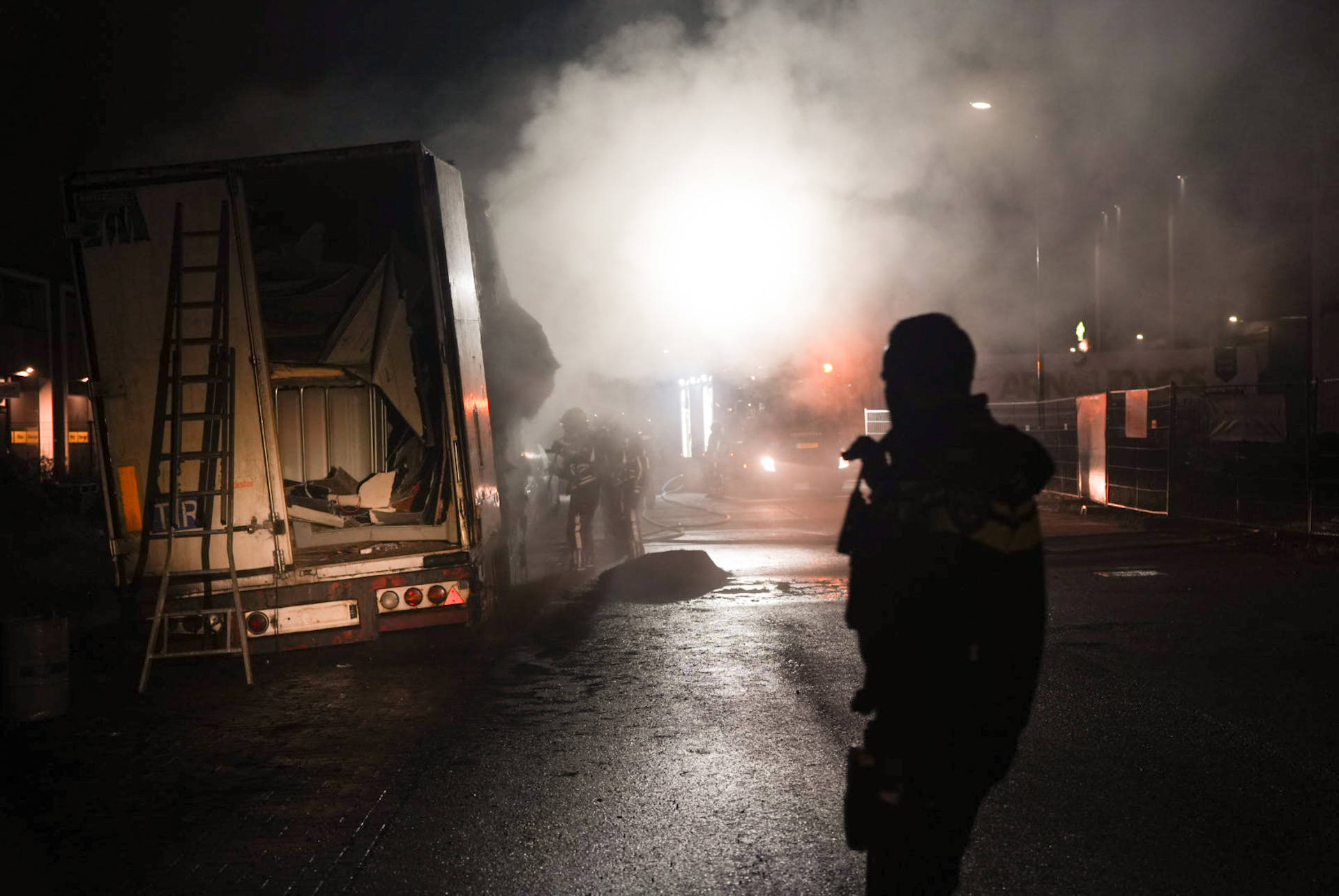 Aanhanger van vrachtwagen zwaar beschadigd door brand