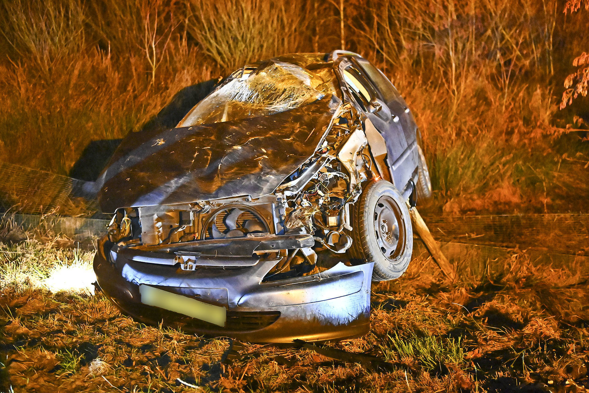 Auto met vier mensen crasht, twee gewonden