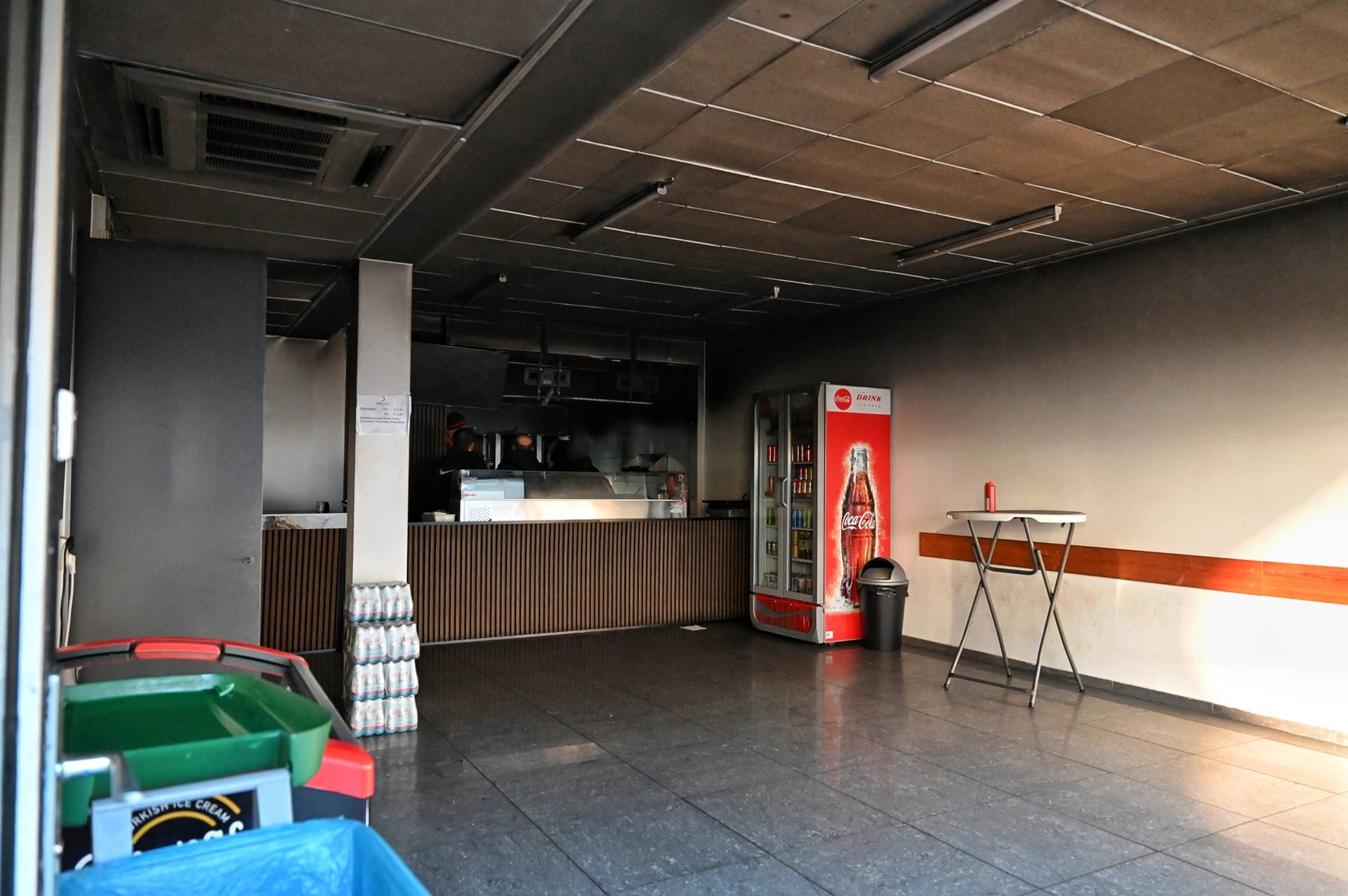 Brand in dönerwinkel veroorzaakt rookschade, woningen tijdelijk ontruimd