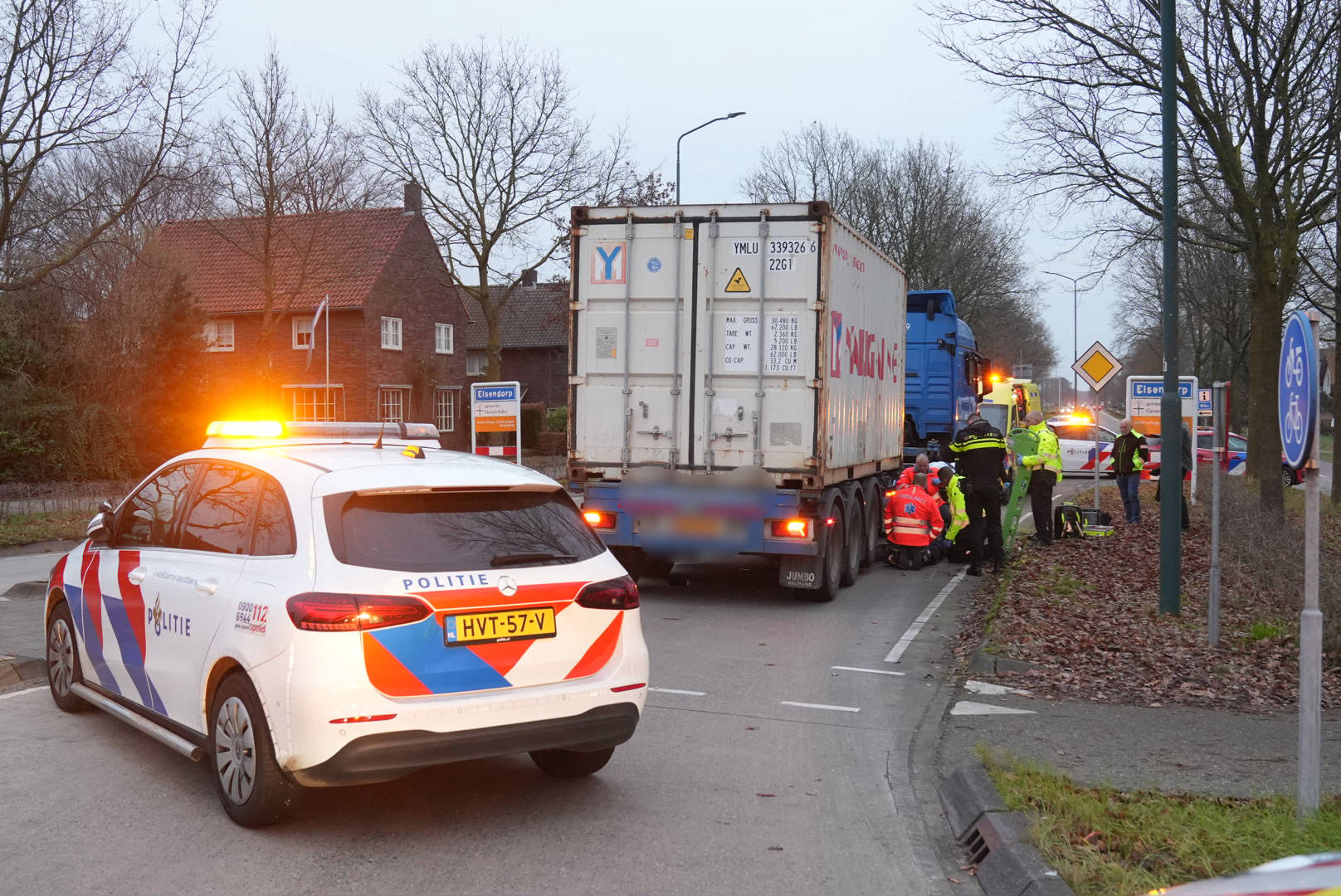 Voetganger gewond na aanrijding met vrachtwagen op rotonde