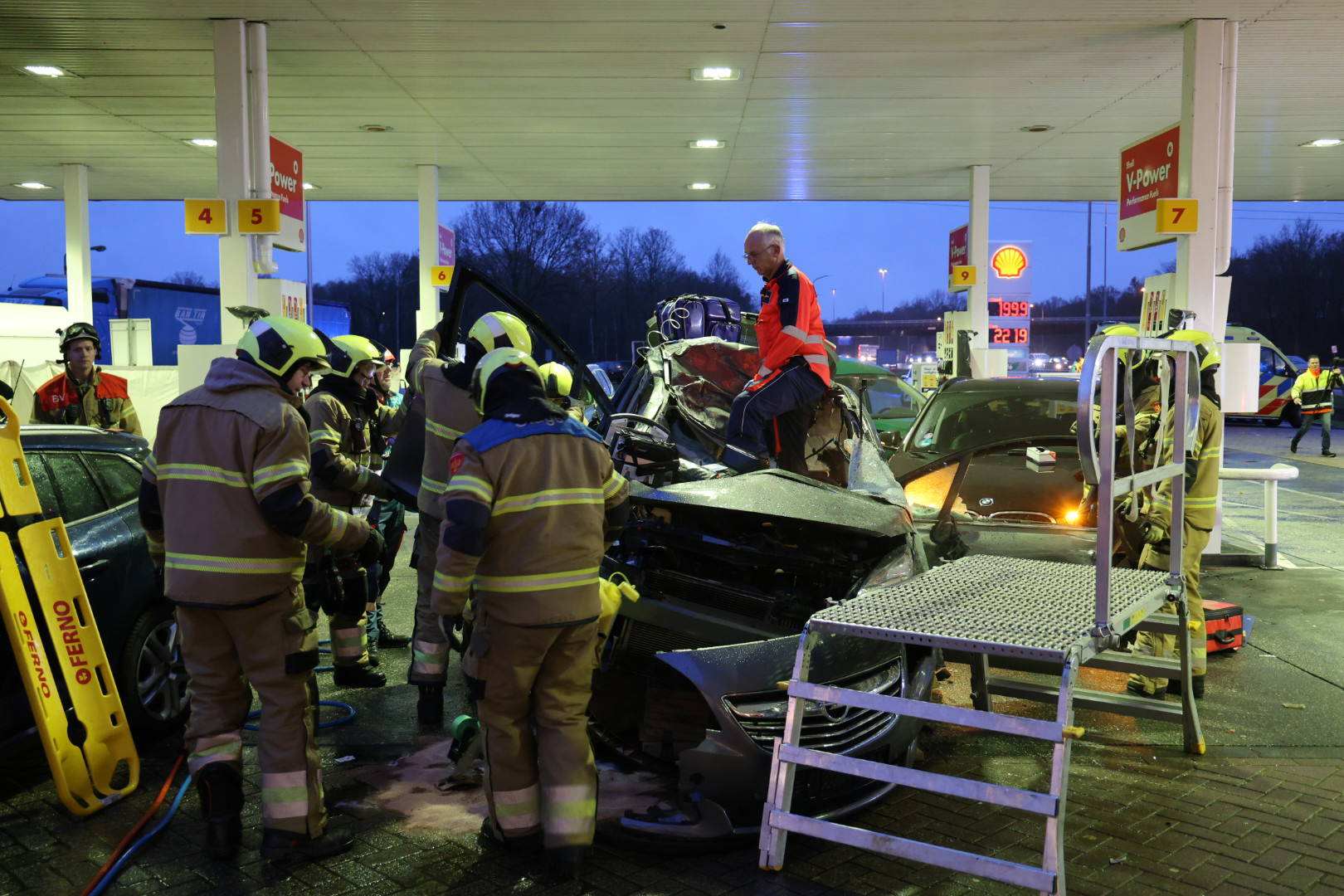 Zwaar ongeluk bij tankstation, slachtoffer bekneld in auto