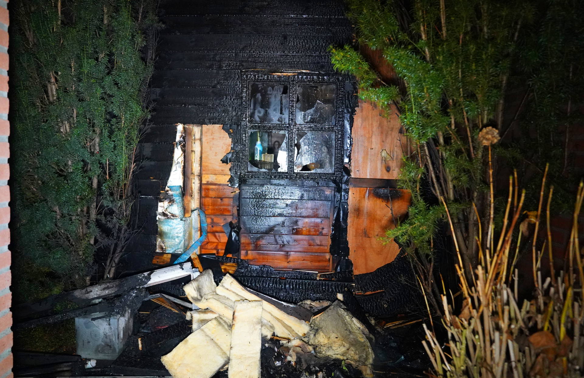 Containerbrand slaat over naar schuur, vermoedelijk door vuurwerk