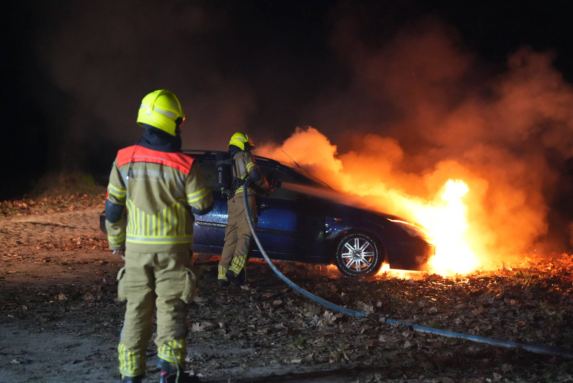Auto brandt volledig uit op parkeerplaats, vermoedelijk brandstichting