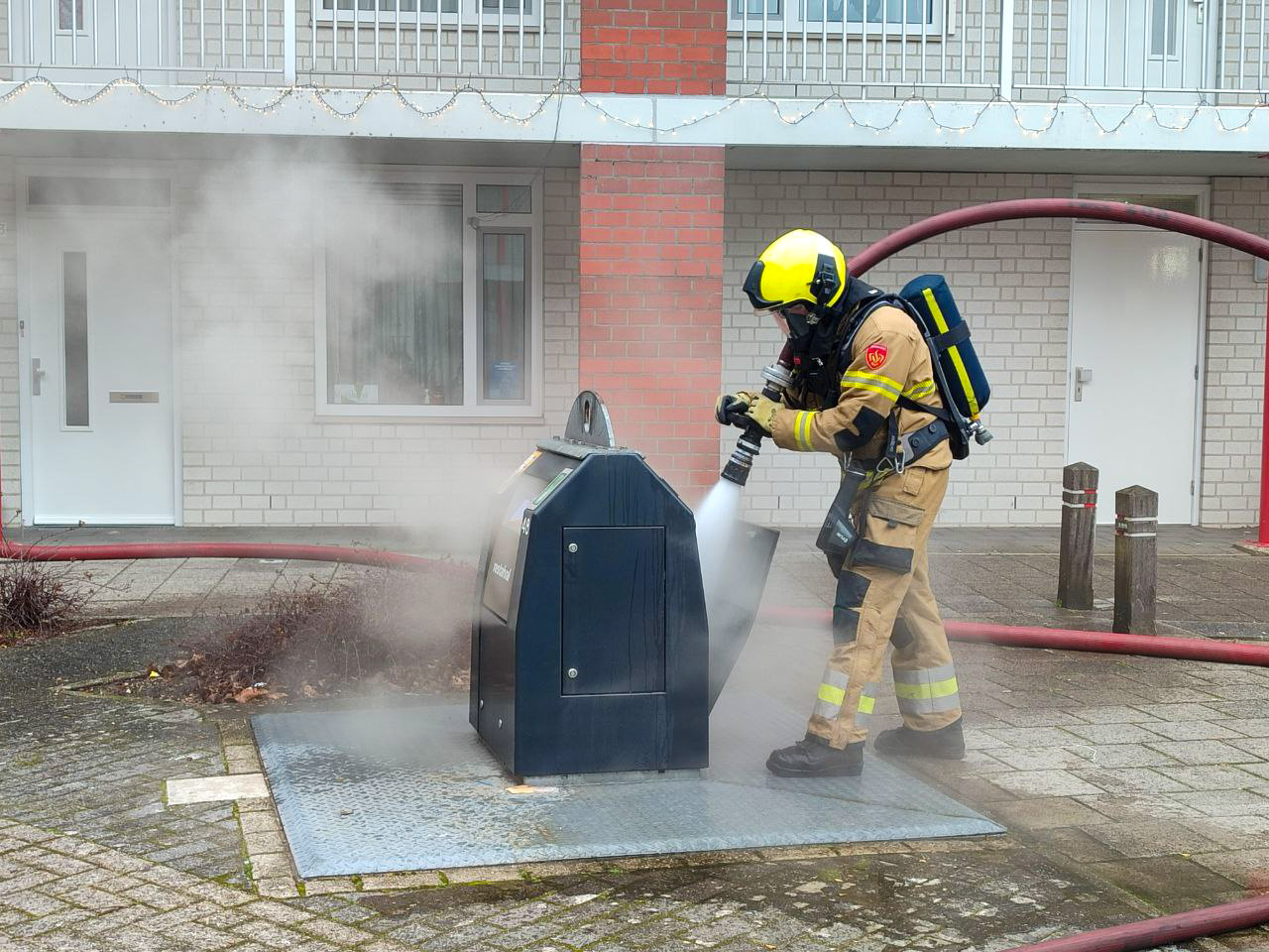 Brand in ondergrondse afvalcontainer snel geblust