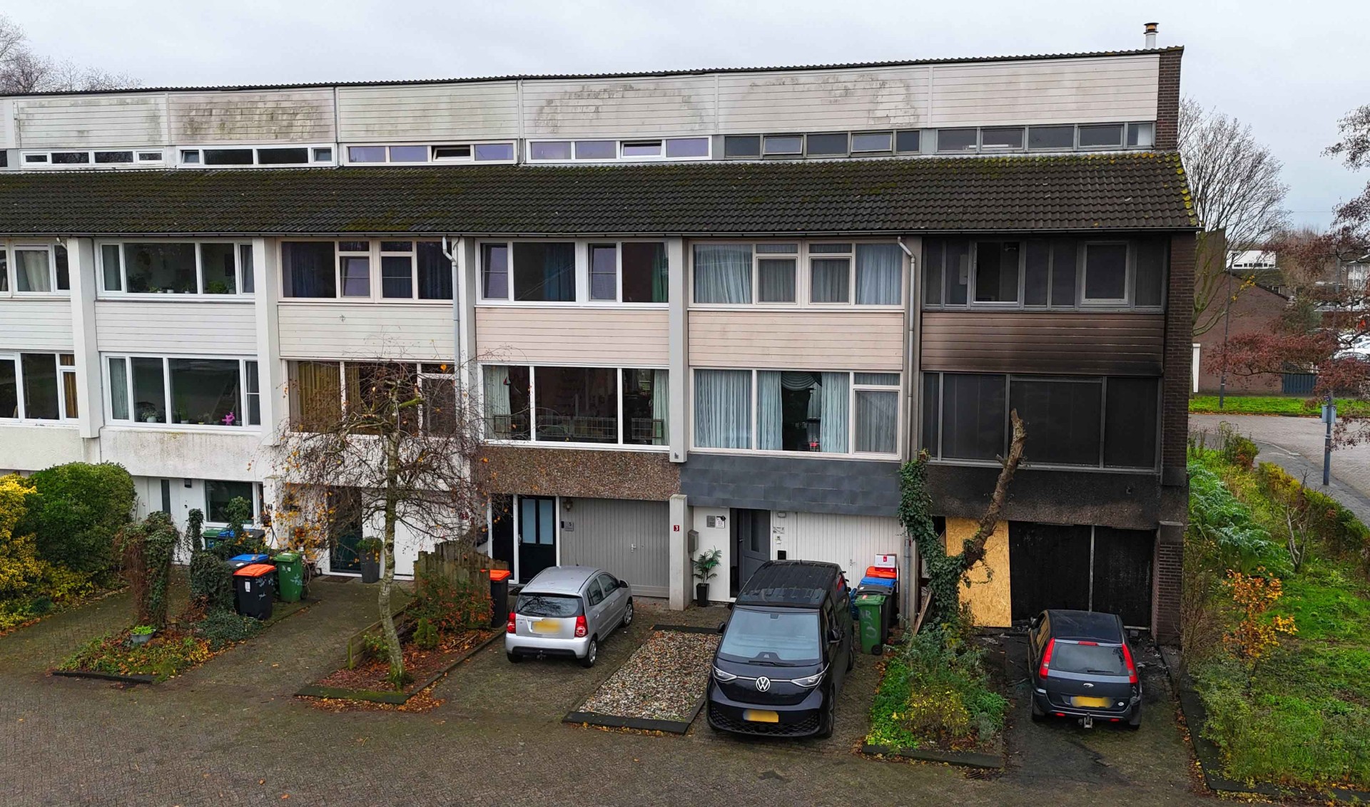 Autobrand slaat over op woning, flinke schade