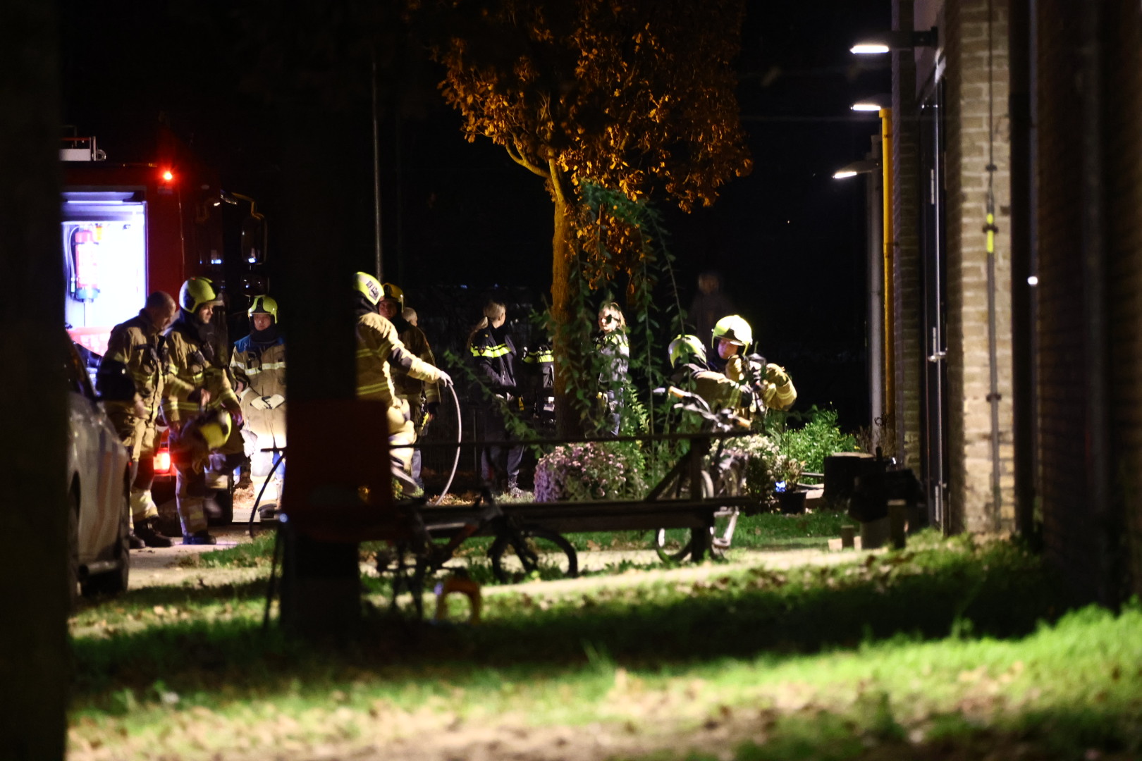 Brand in azc na vermoedelijke baldadigheid, gebouw ontruimd