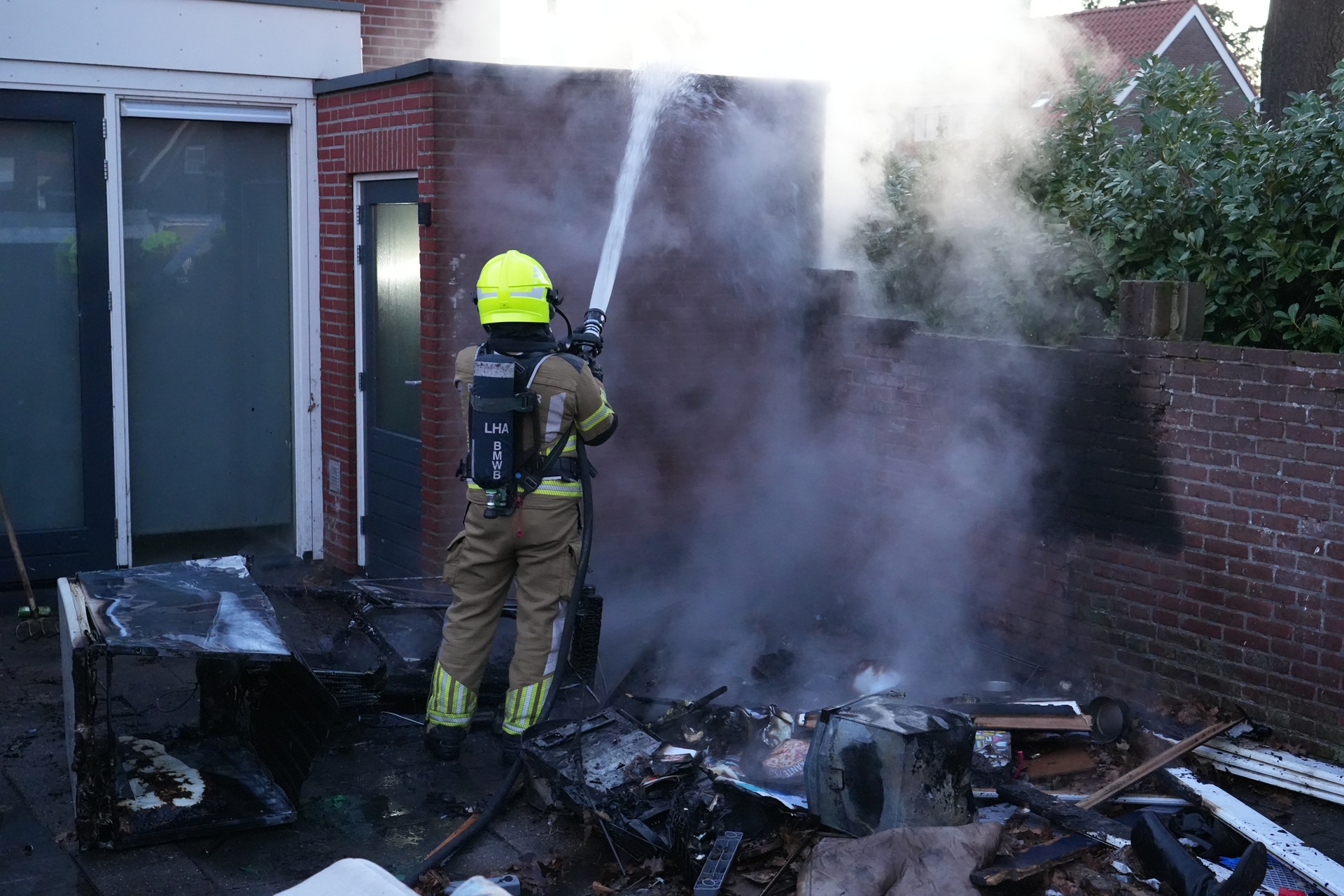 Brand in achtertuin veroorzaakt flinke rookontwikkeling