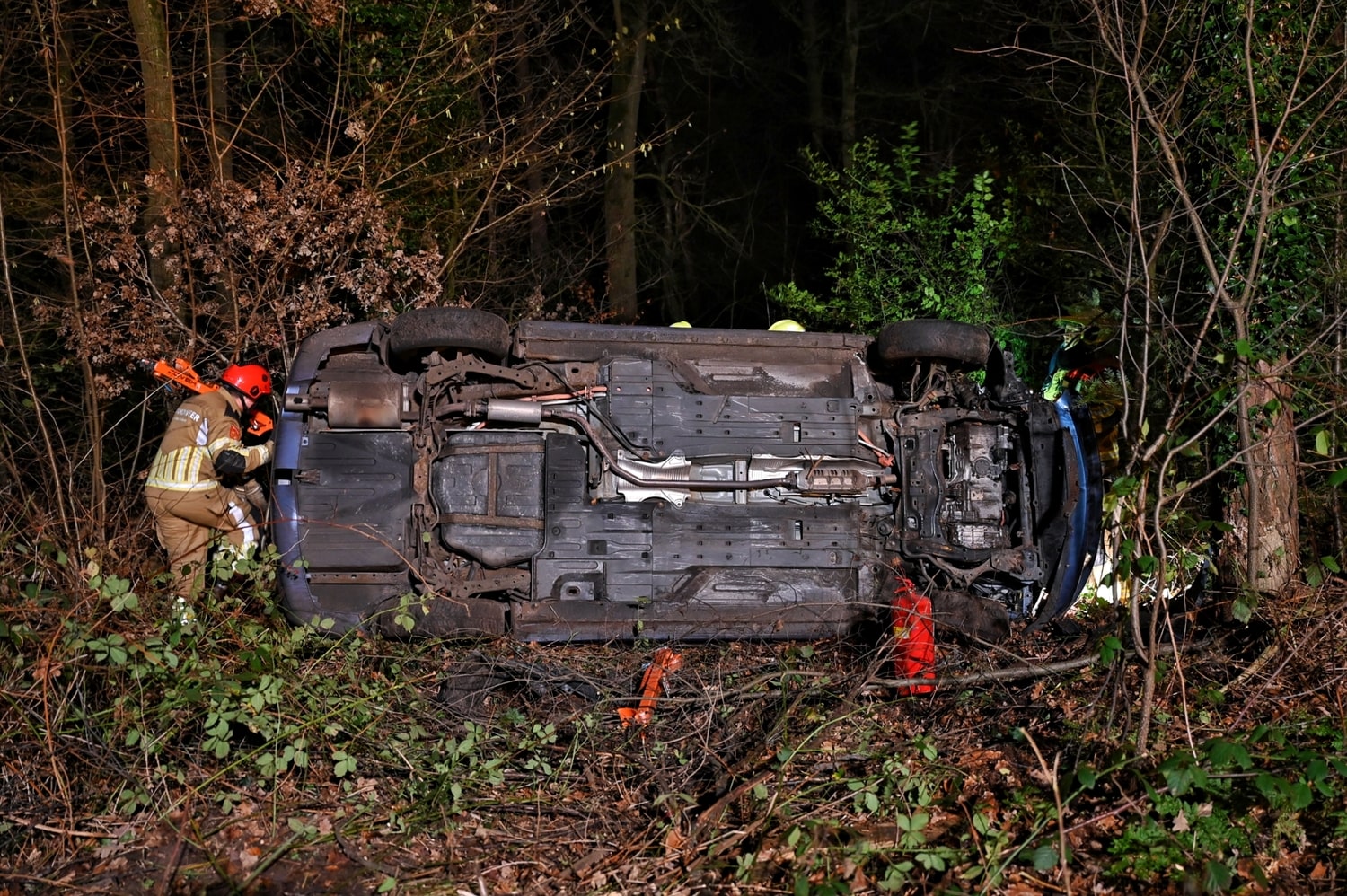 Automobilist crasht en belandt met voertuig op zijkant