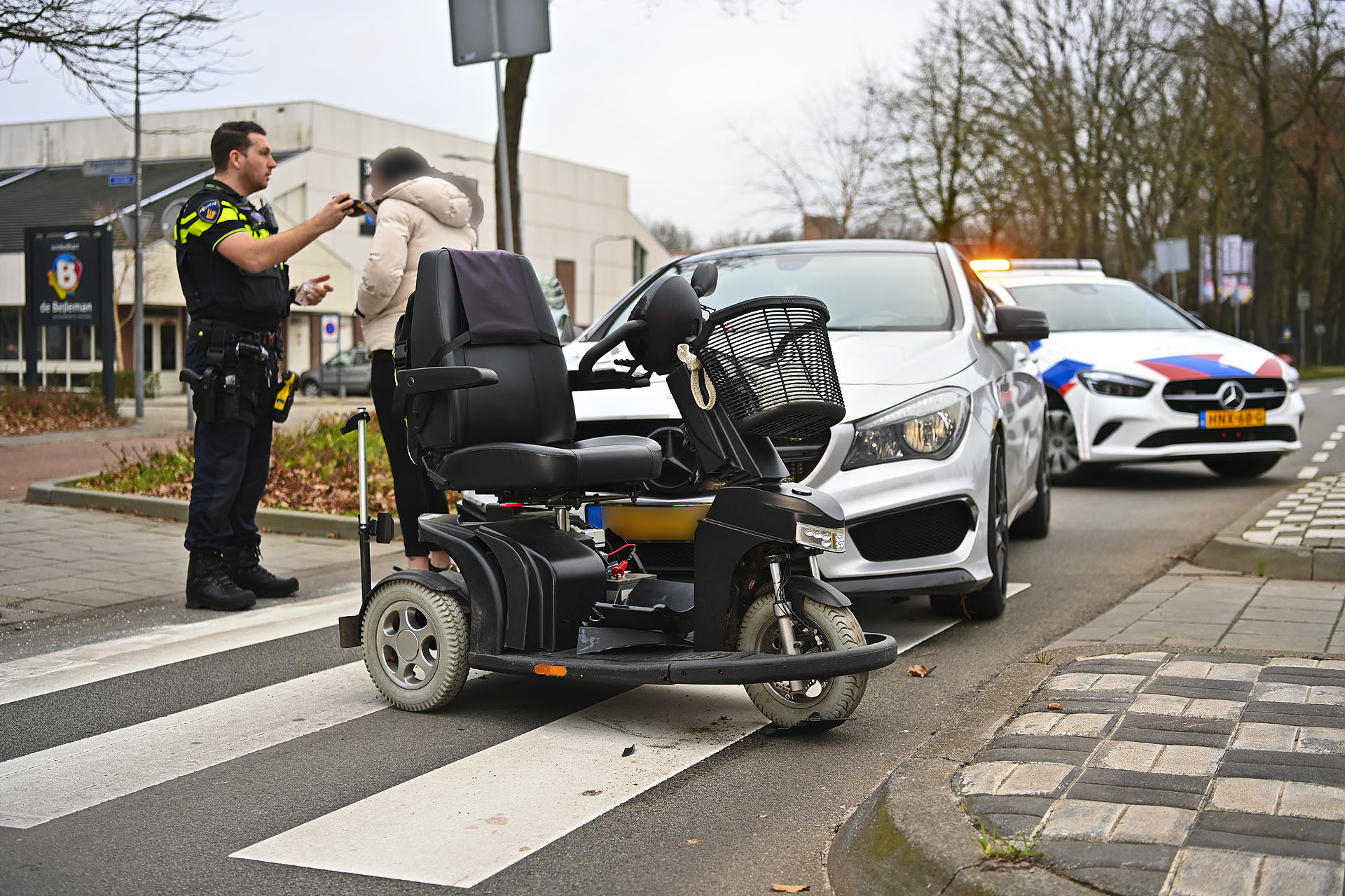 Scootmobielster aangereden, ambulancebroeder schiet in vrije tijd te hulp