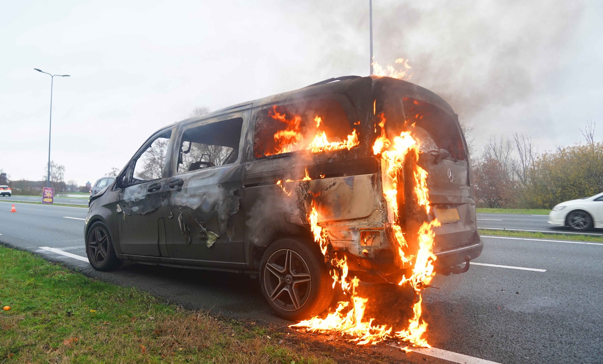 Busje opnieuw in brand op bergingswagen