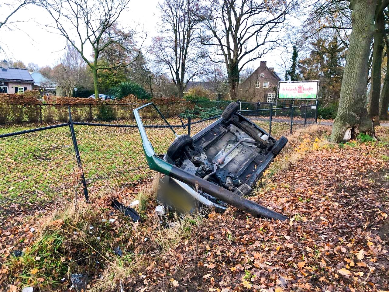 Automobilist vliegt uit de bocht en slaat over de kop