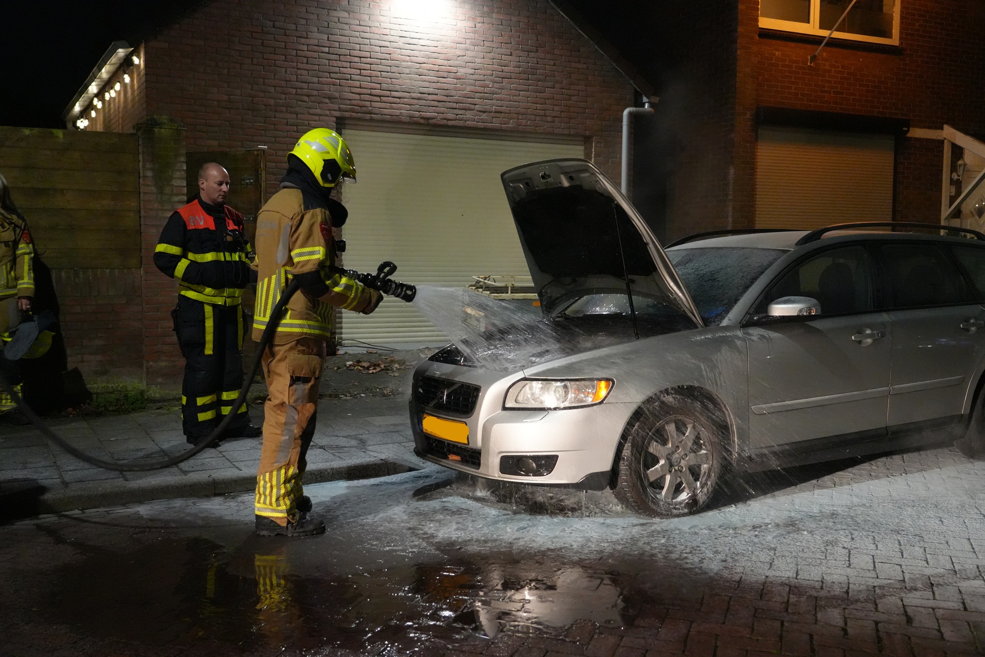 Eigenaar blust autobrand, brandweer voert nabluswerk uit