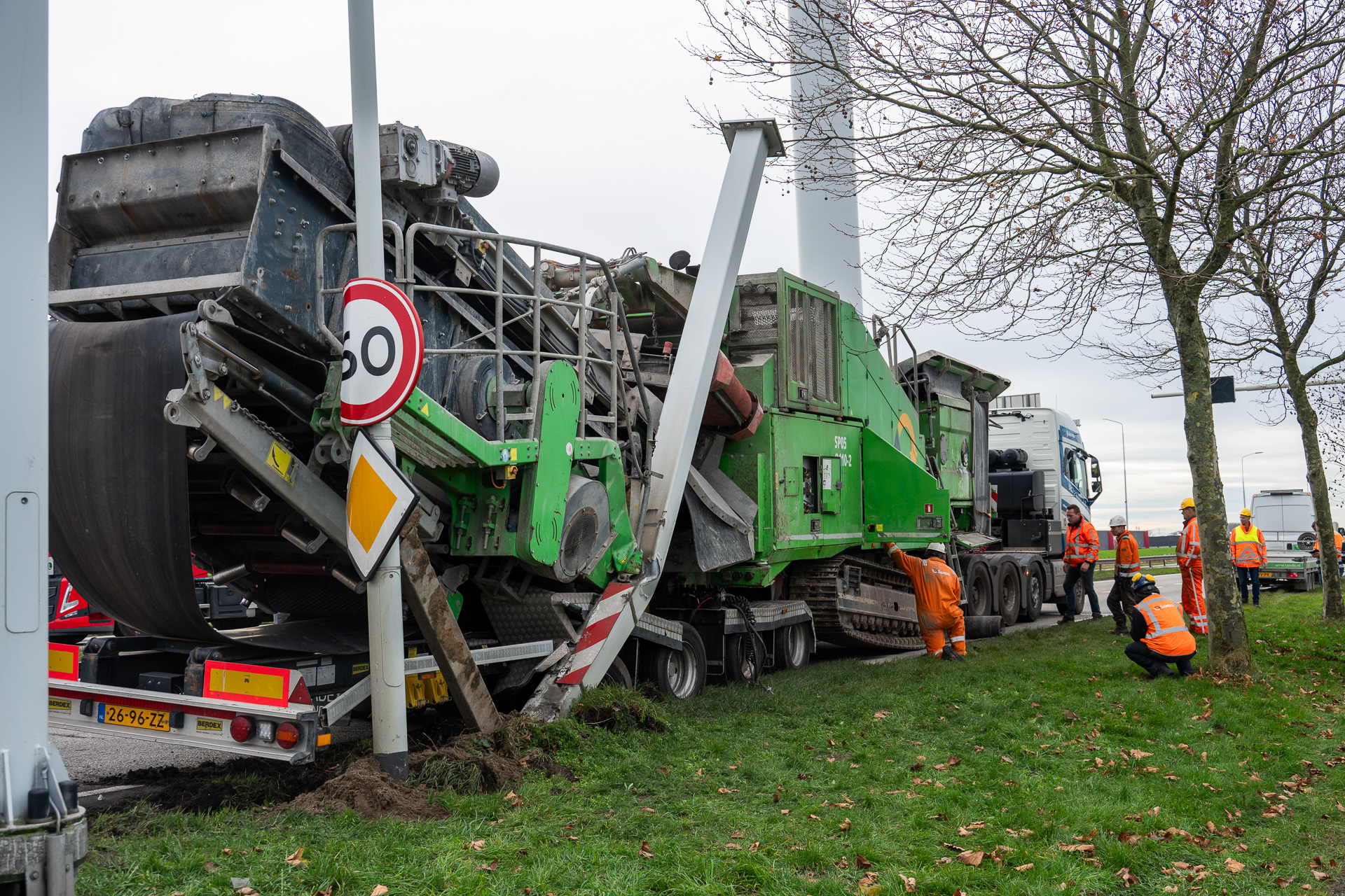 Vrachtwagen ramt bord met bewegwijzering