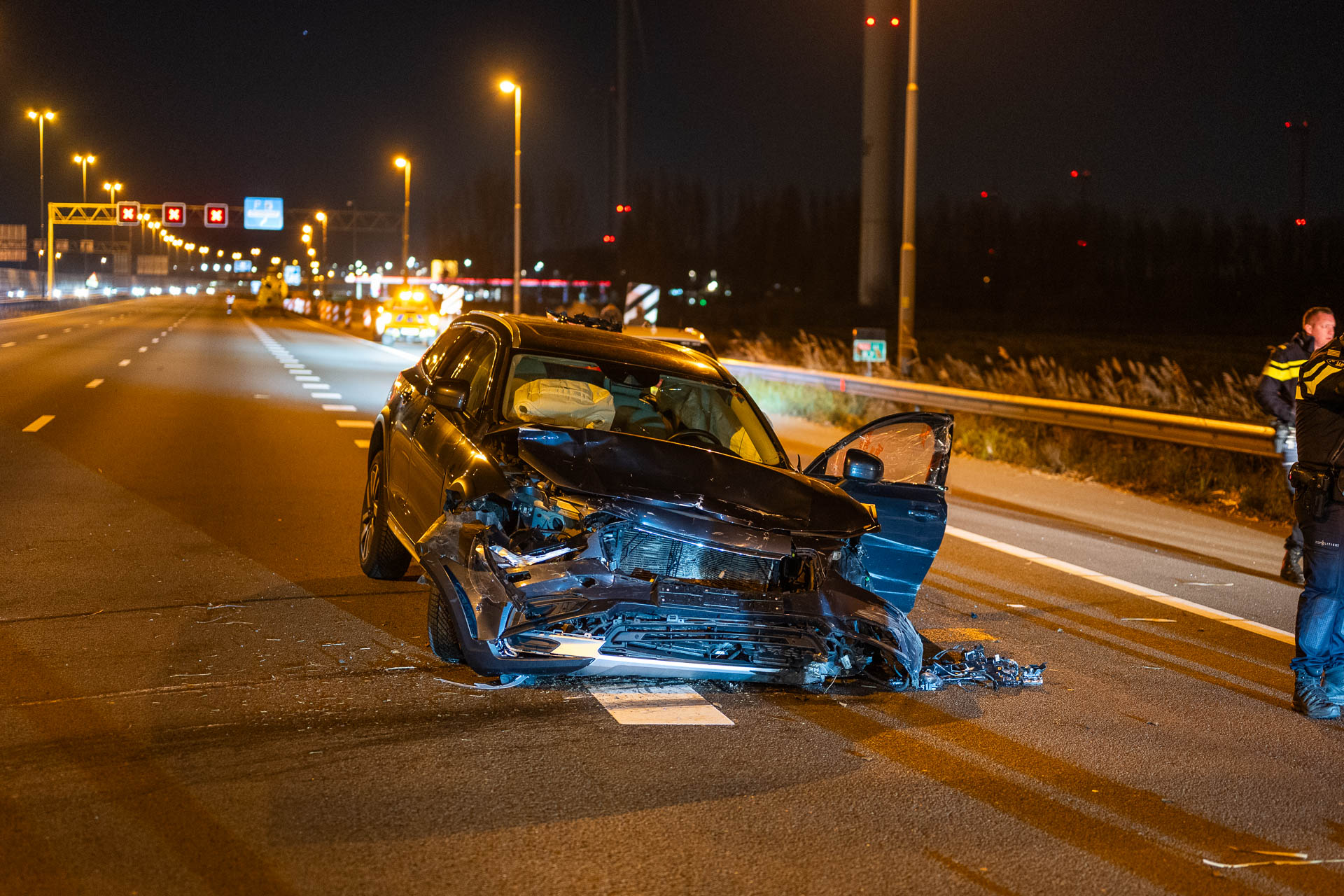 Snelweg dicht na ernstig ongeval tussen twee auto’s, traumahelikopter ingezet