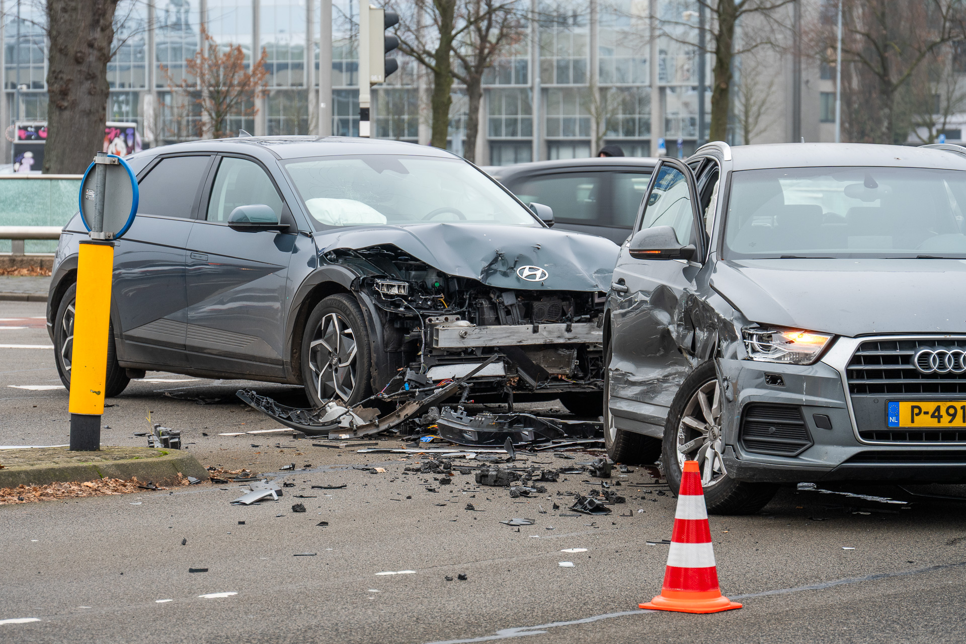 Twee auto’s met elkaar in botsing op kruispunt