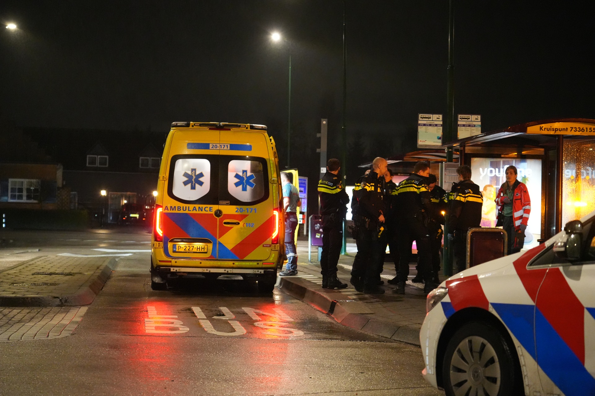 Neergestoken man aangetroffen bij bushalte