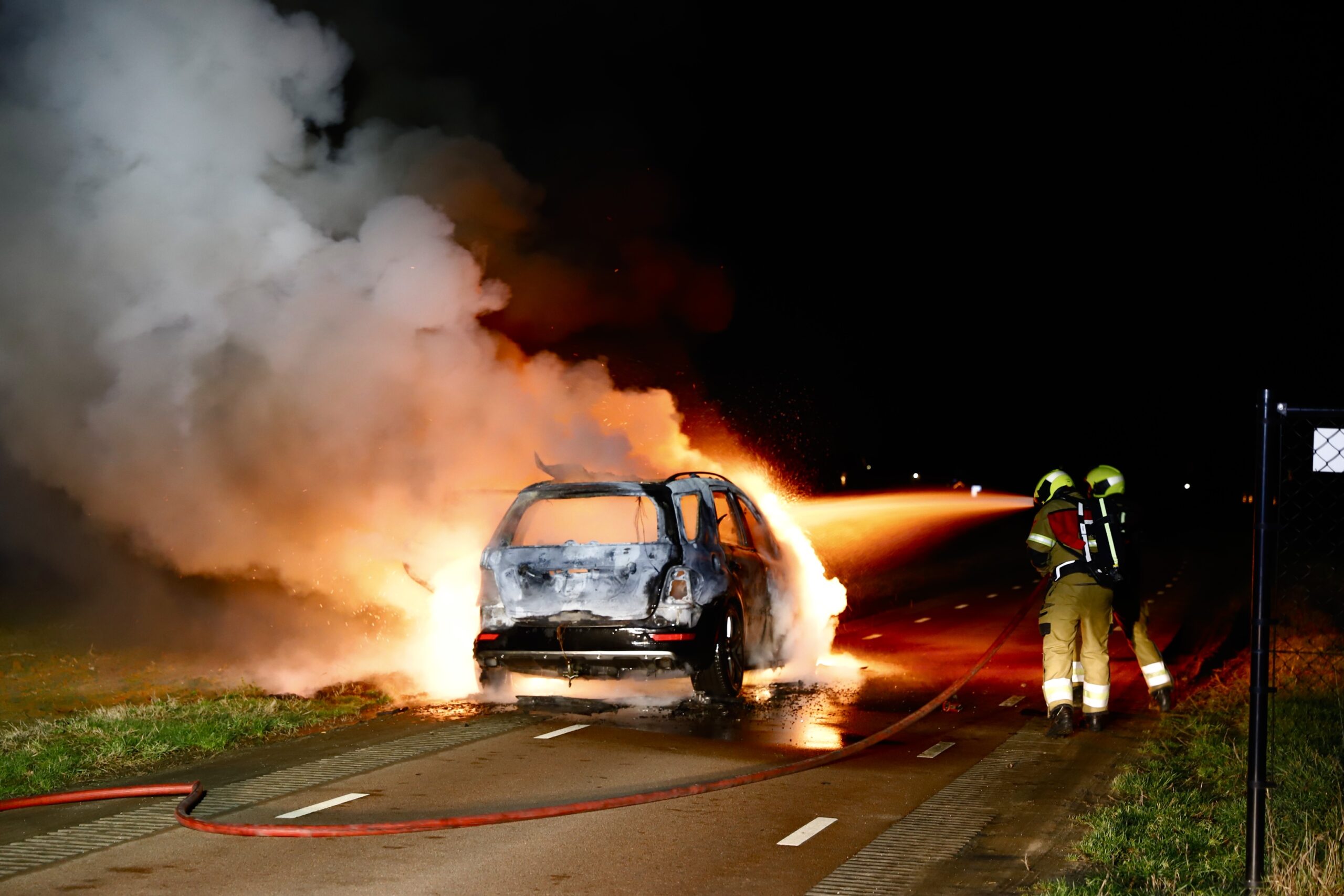 Auto vliegt in brand tijdens het rijden