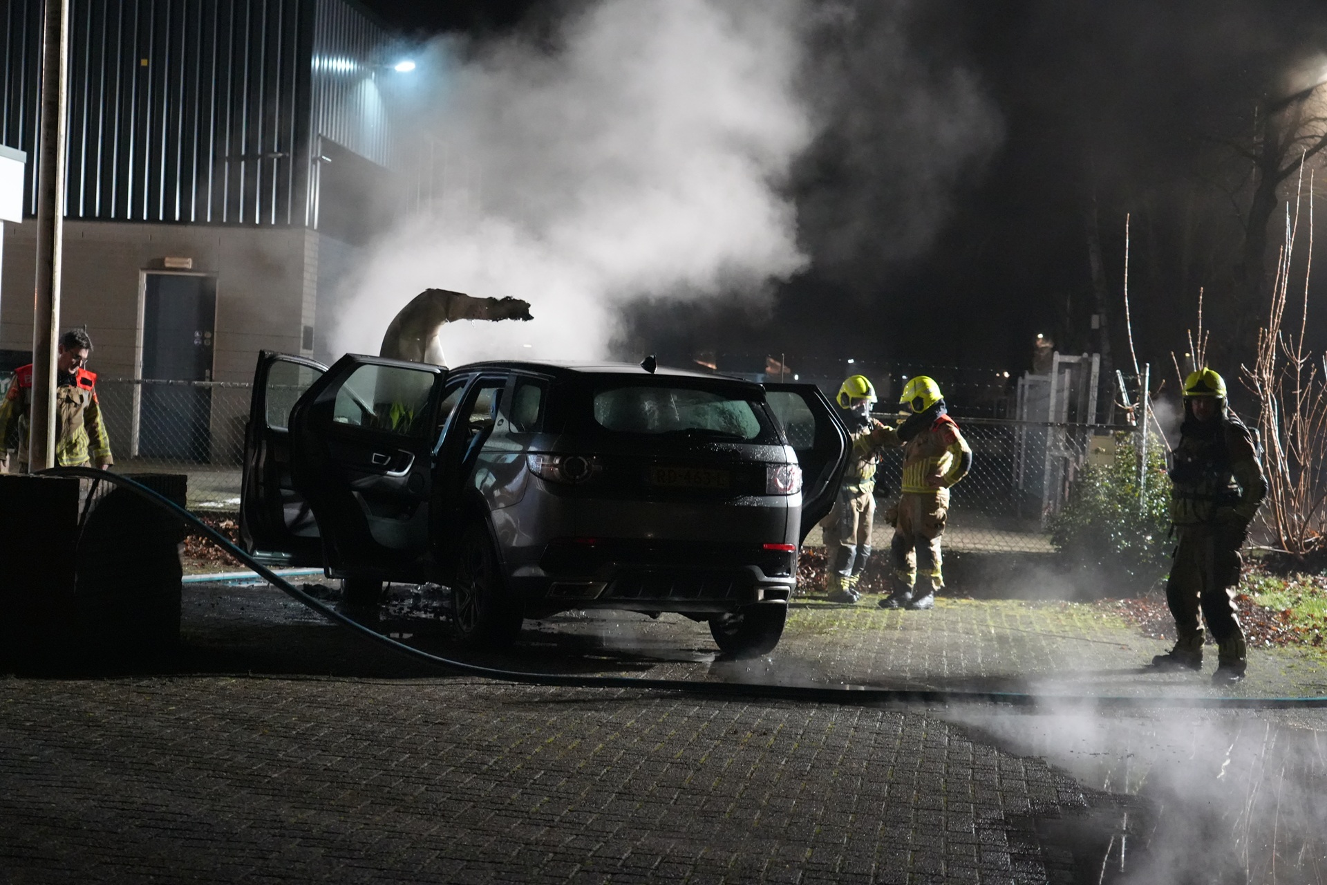Auto vliegt in brand voor bedrijfspand