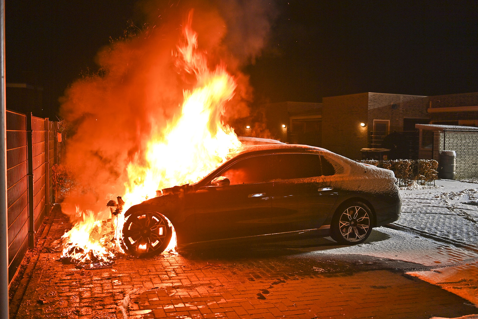 Taxi volledig uitgebrand, andere auto beschadigd