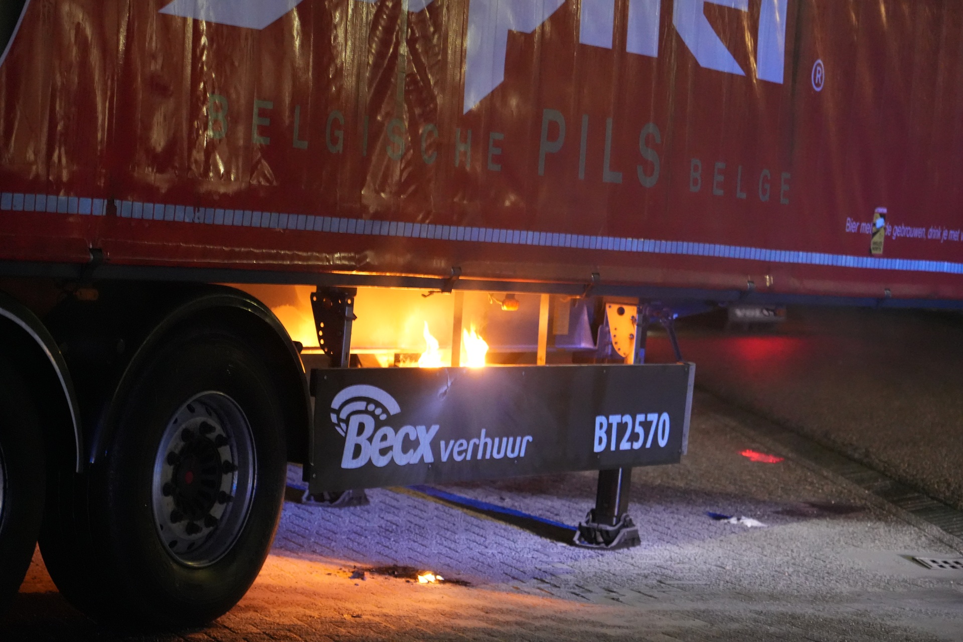 Accu van trailer vliegt in brand