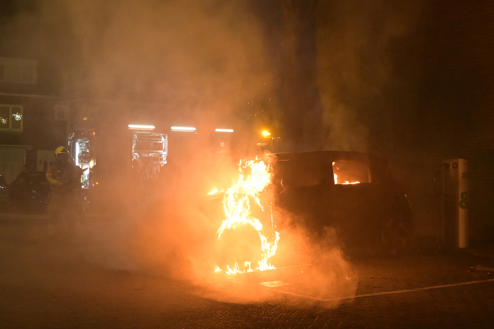 Electrische auto vliegt in brand tijdens opladen