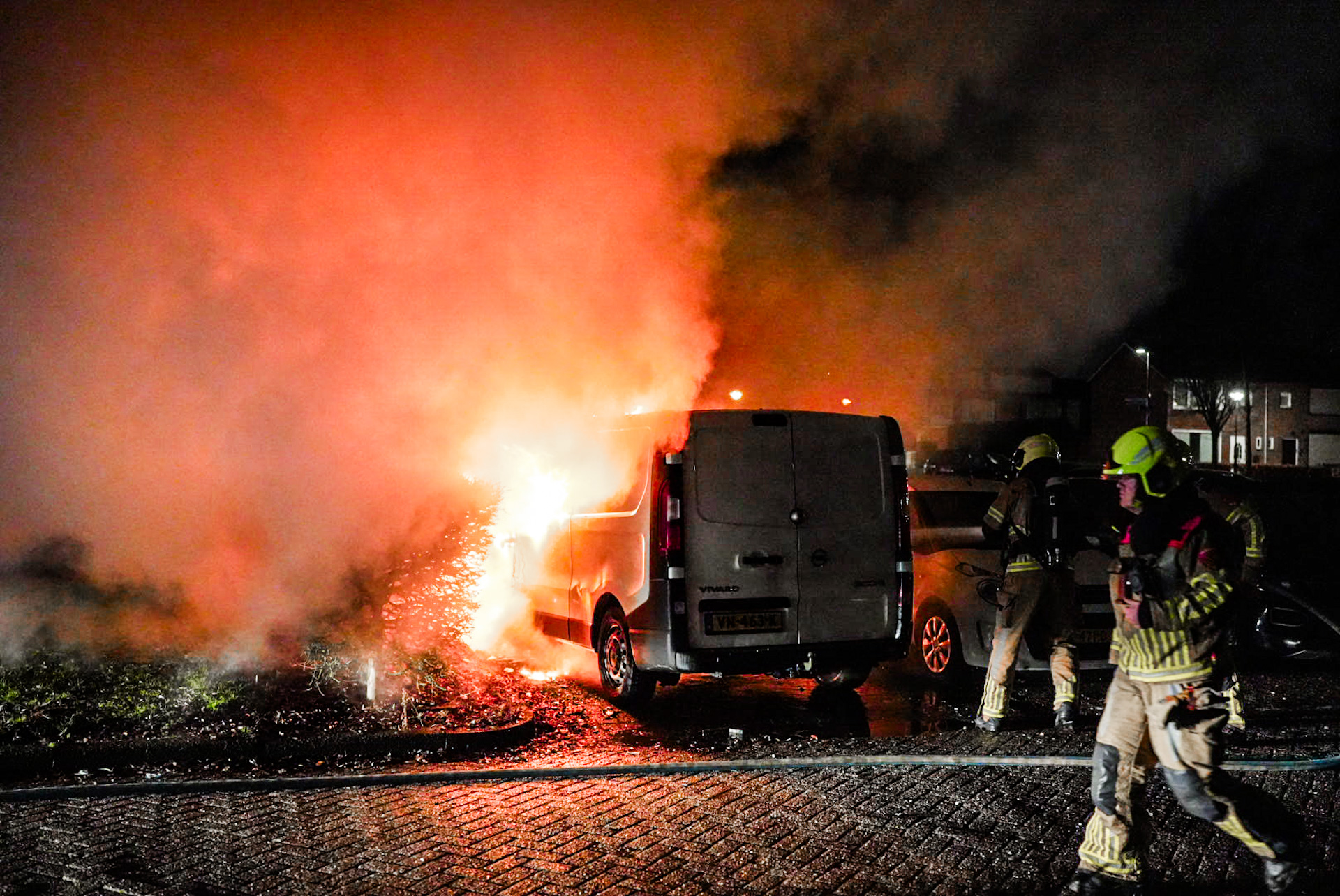 Bestelbus uitgebrand, personenauto beschadigd