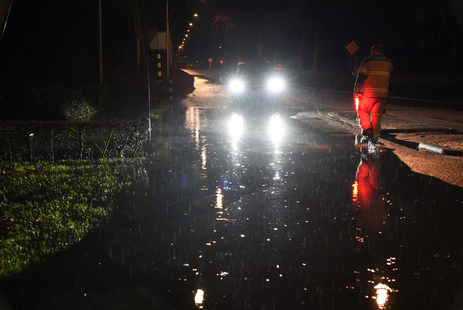 Weg dicht door gesprongen waterleiding