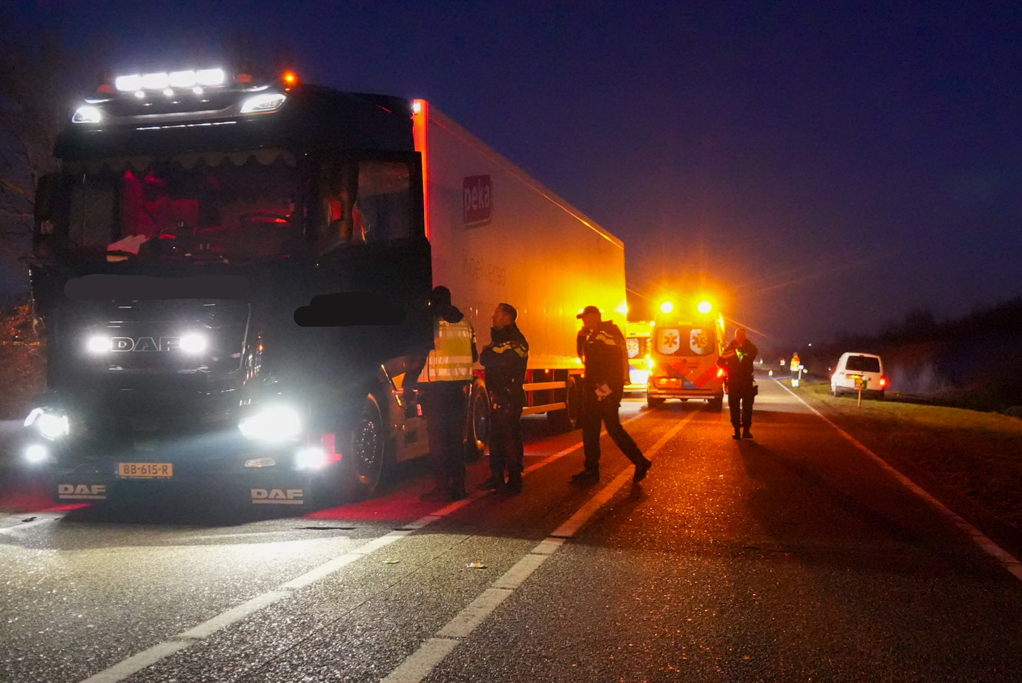 Voetganger zwaargewond na aanrijding met vrachtwagen