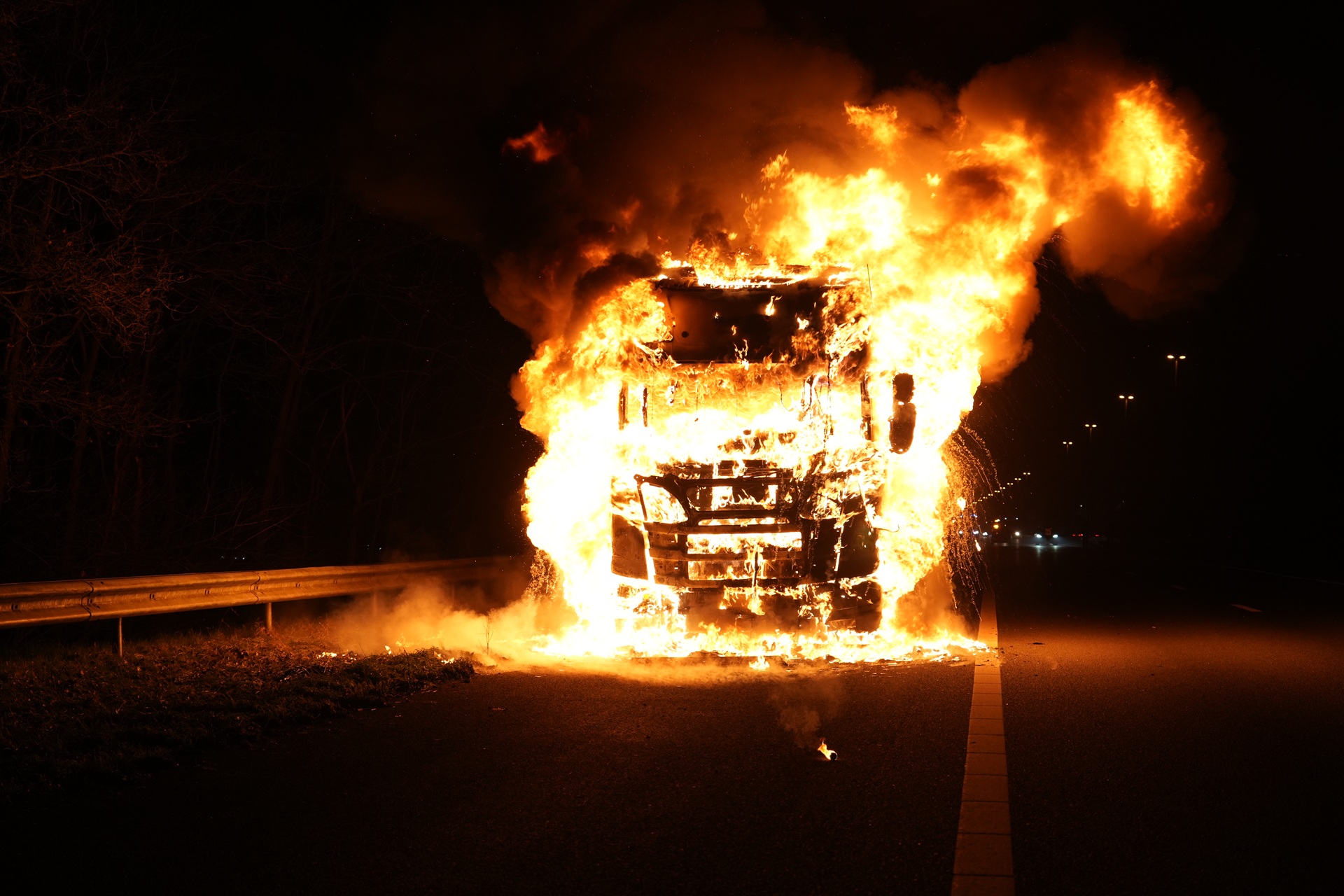 Vrachtwagen in lichterlaaie op snelweg