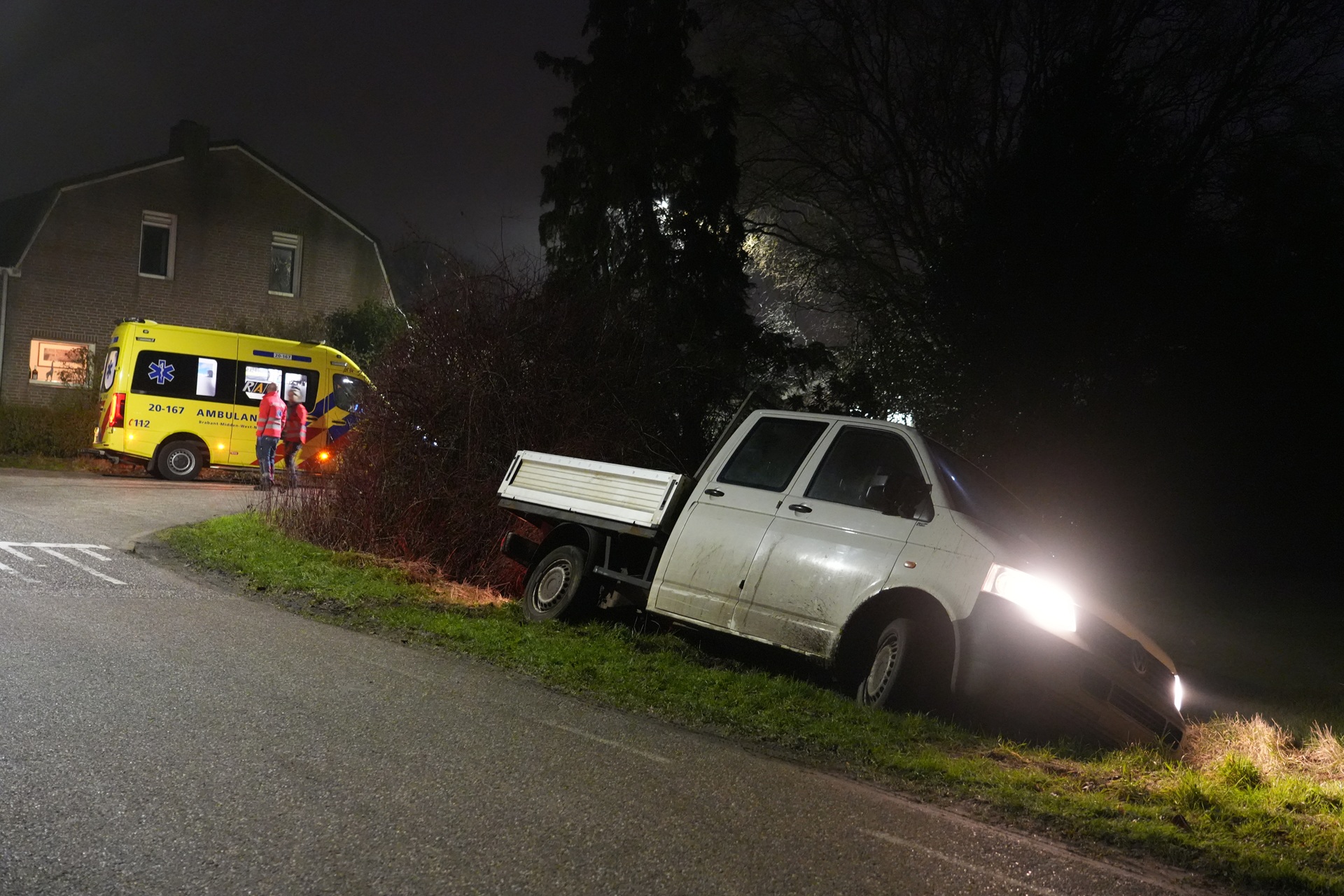 Auto in sloot, bestuurder vlucht te voet