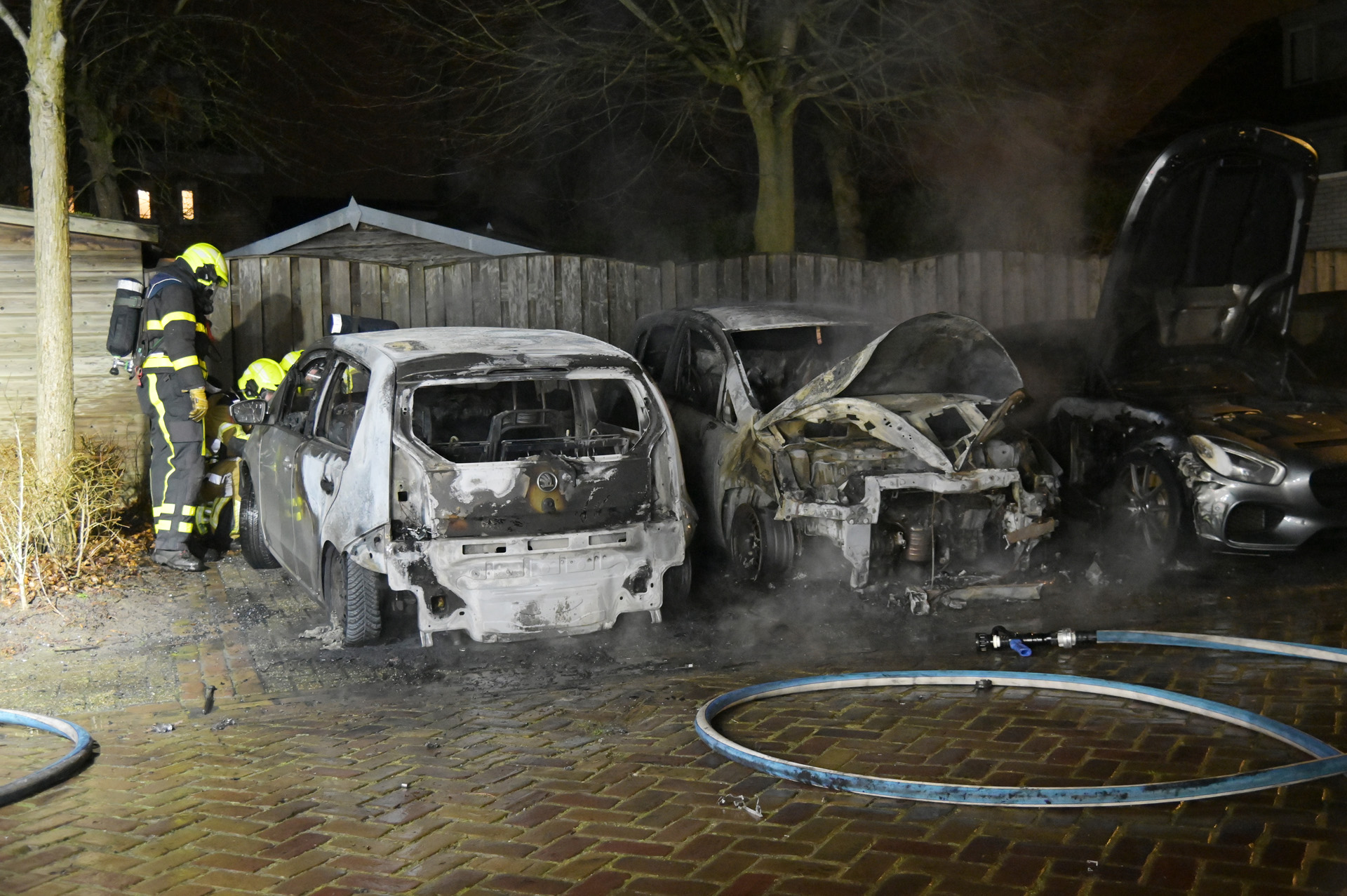 Geparkeerde auto’s volledig uitgebrand