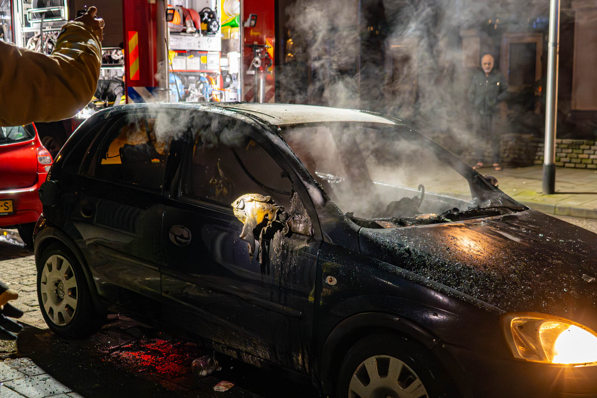 Twee auto’s en woning beschadigd, politie onderzoekt brandstichting