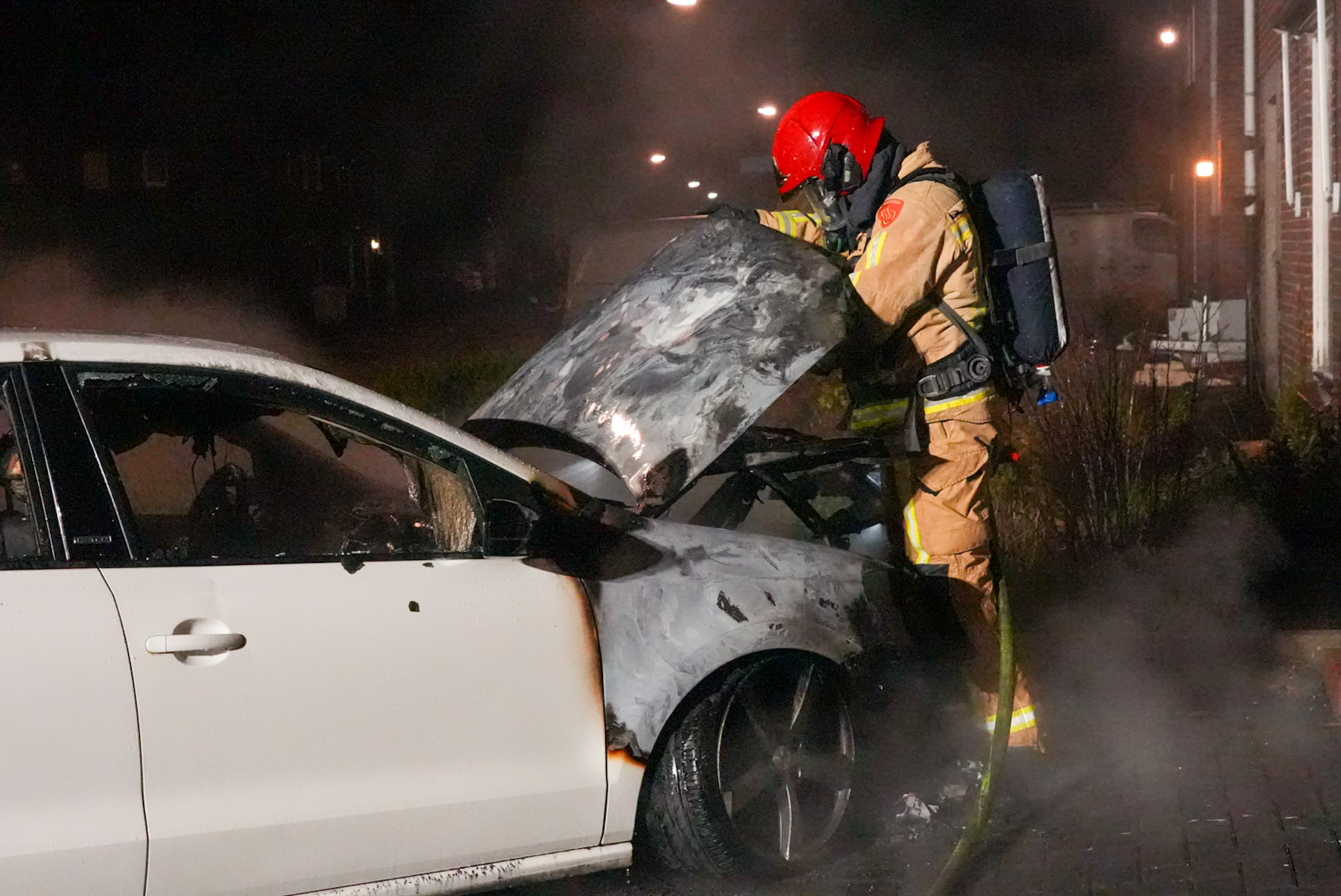 Auto in brand, ramen van woning gesneuveld