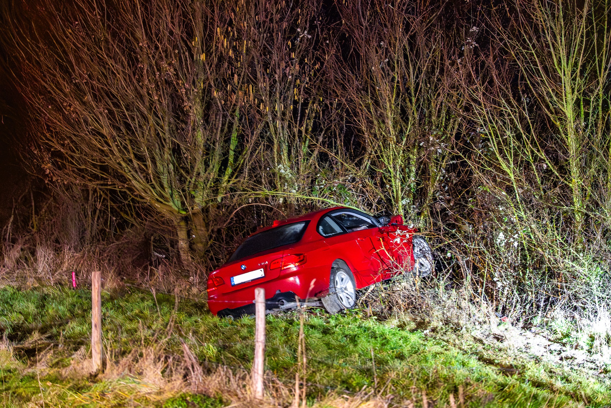 Auto vliegt uit de bocht en belandt in stuiken