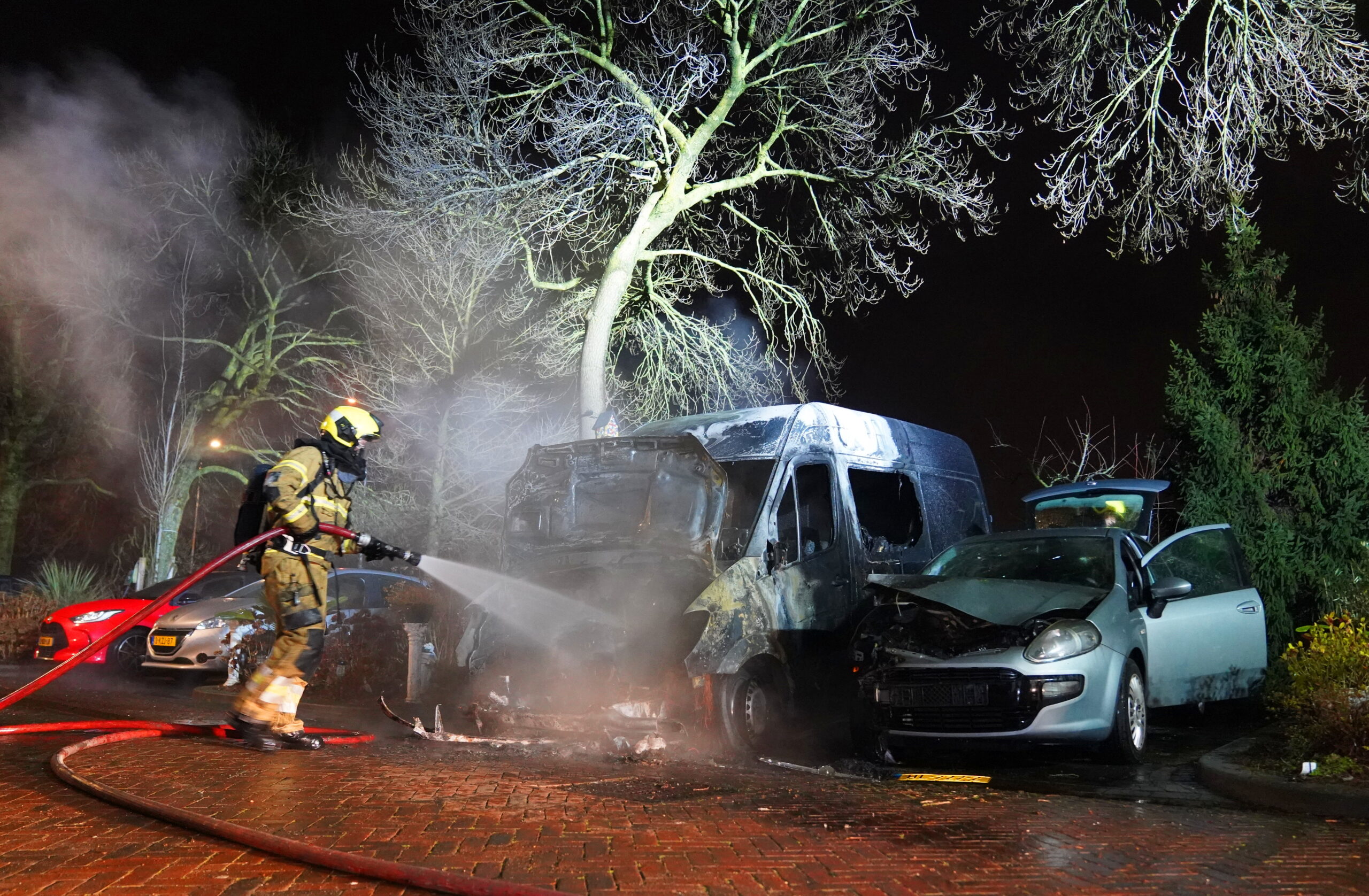 Bestelbus en auto door brand verwoest