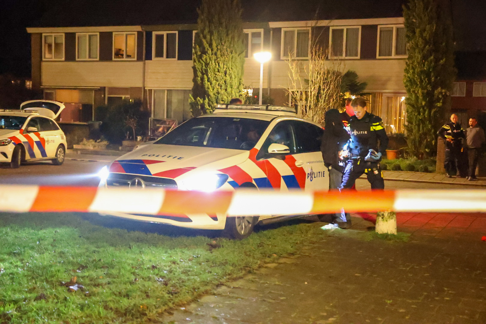 Zes Poolse mannen aangehouden door arrestatieteam na bedreiging met vuurwapen