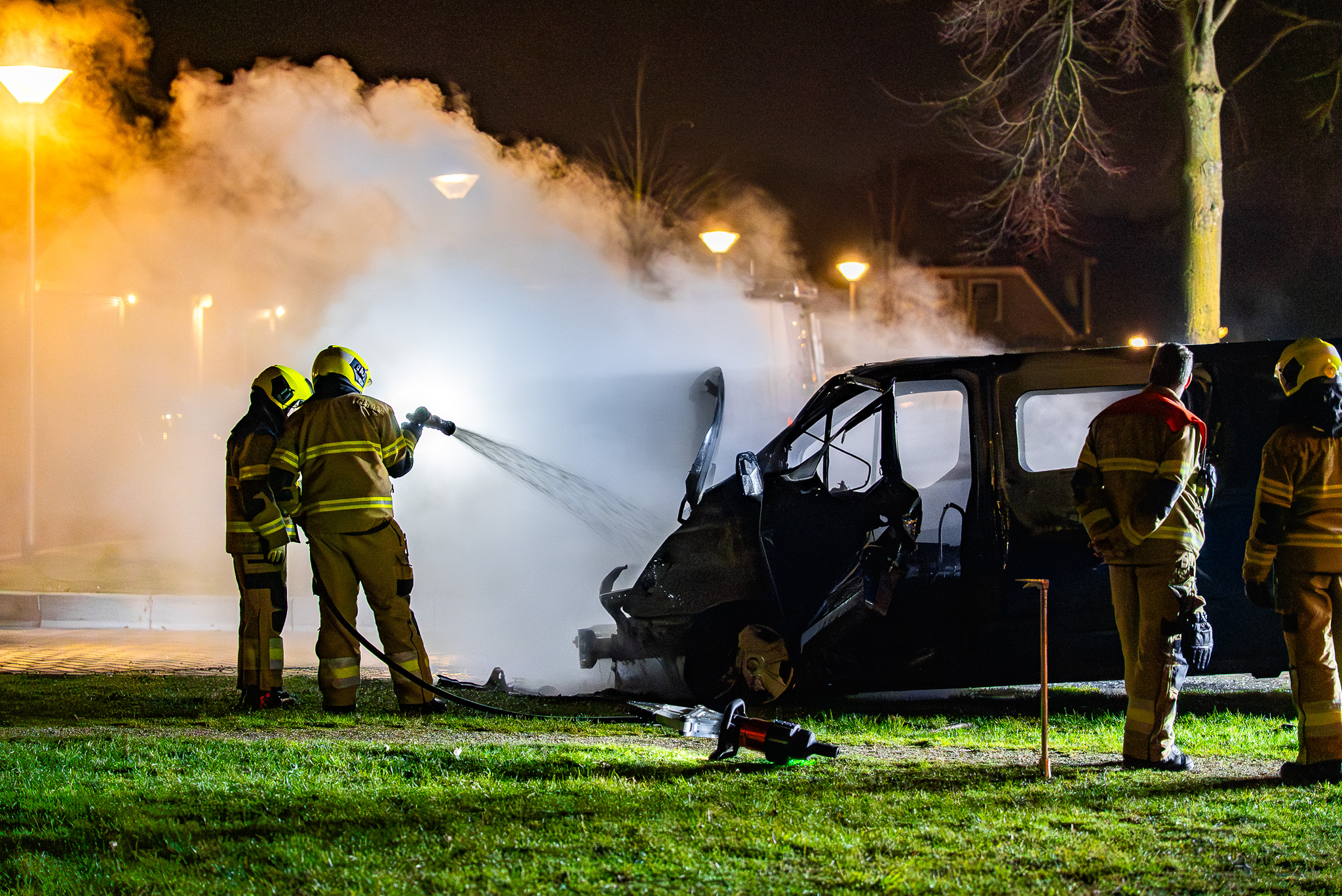 Bestelbus in brand, politie onderzoekt brandstichting