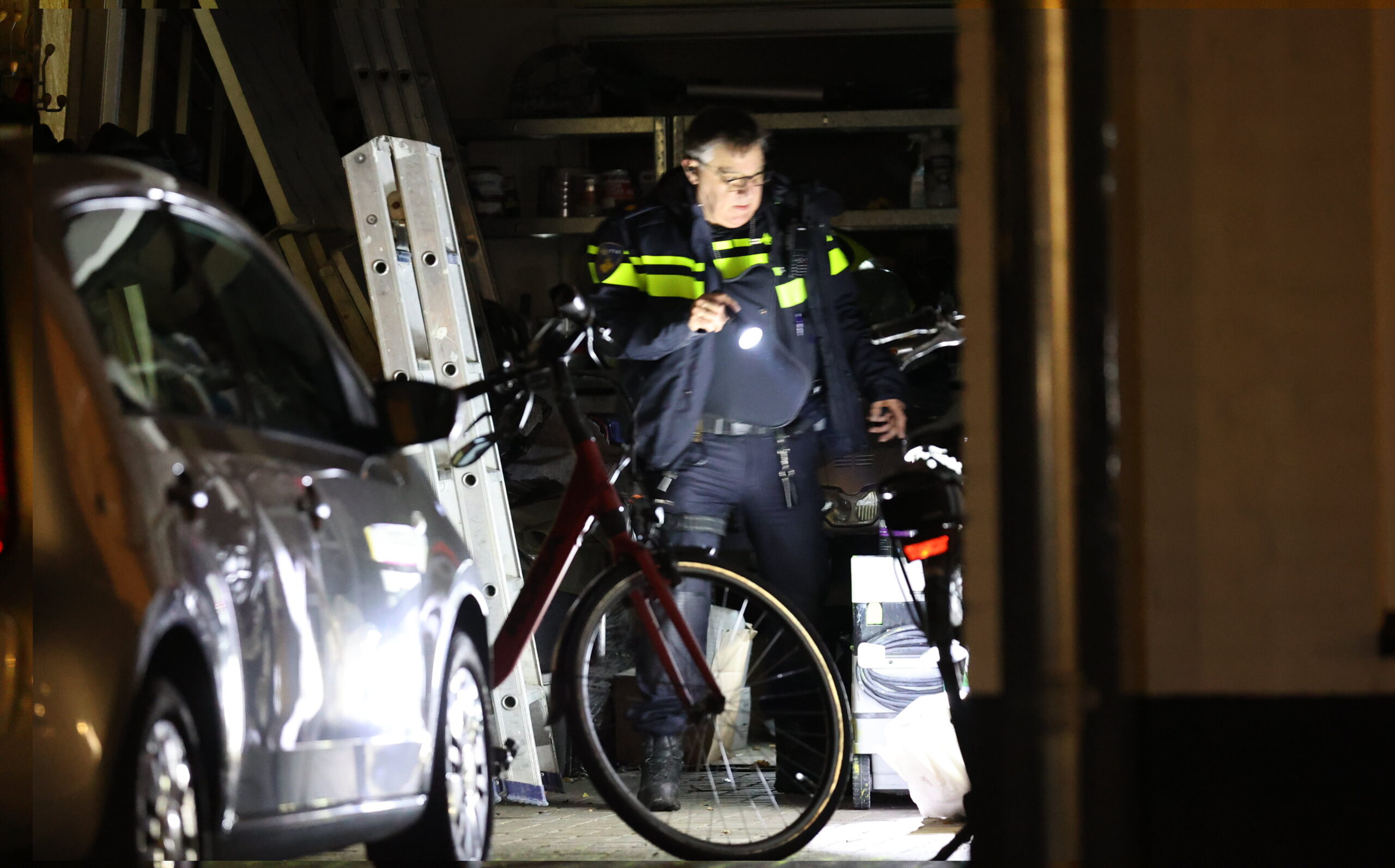 Vuurwapen aangetroffen na inval van arrestatieteam