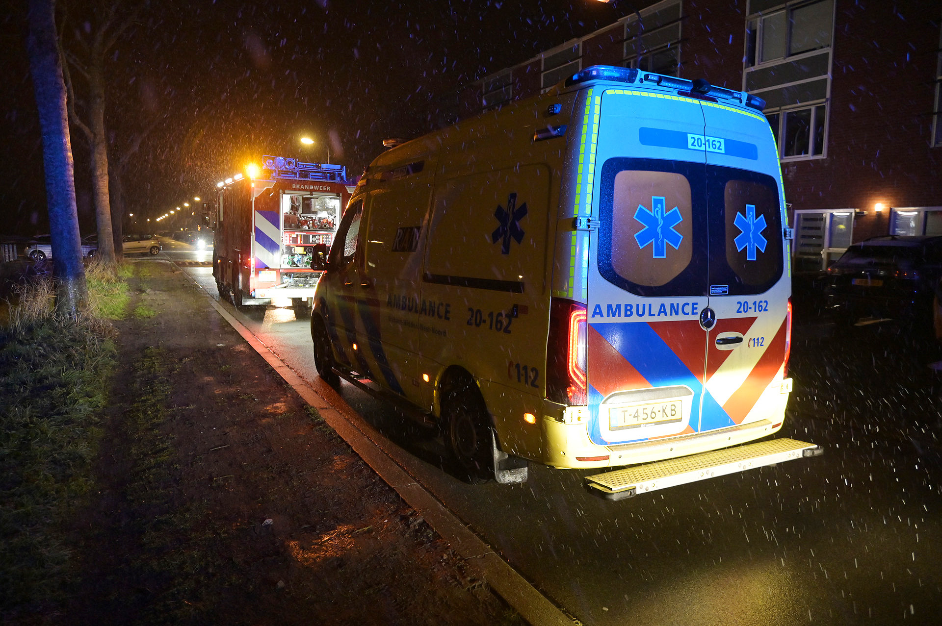 Brandweer redt man uit water