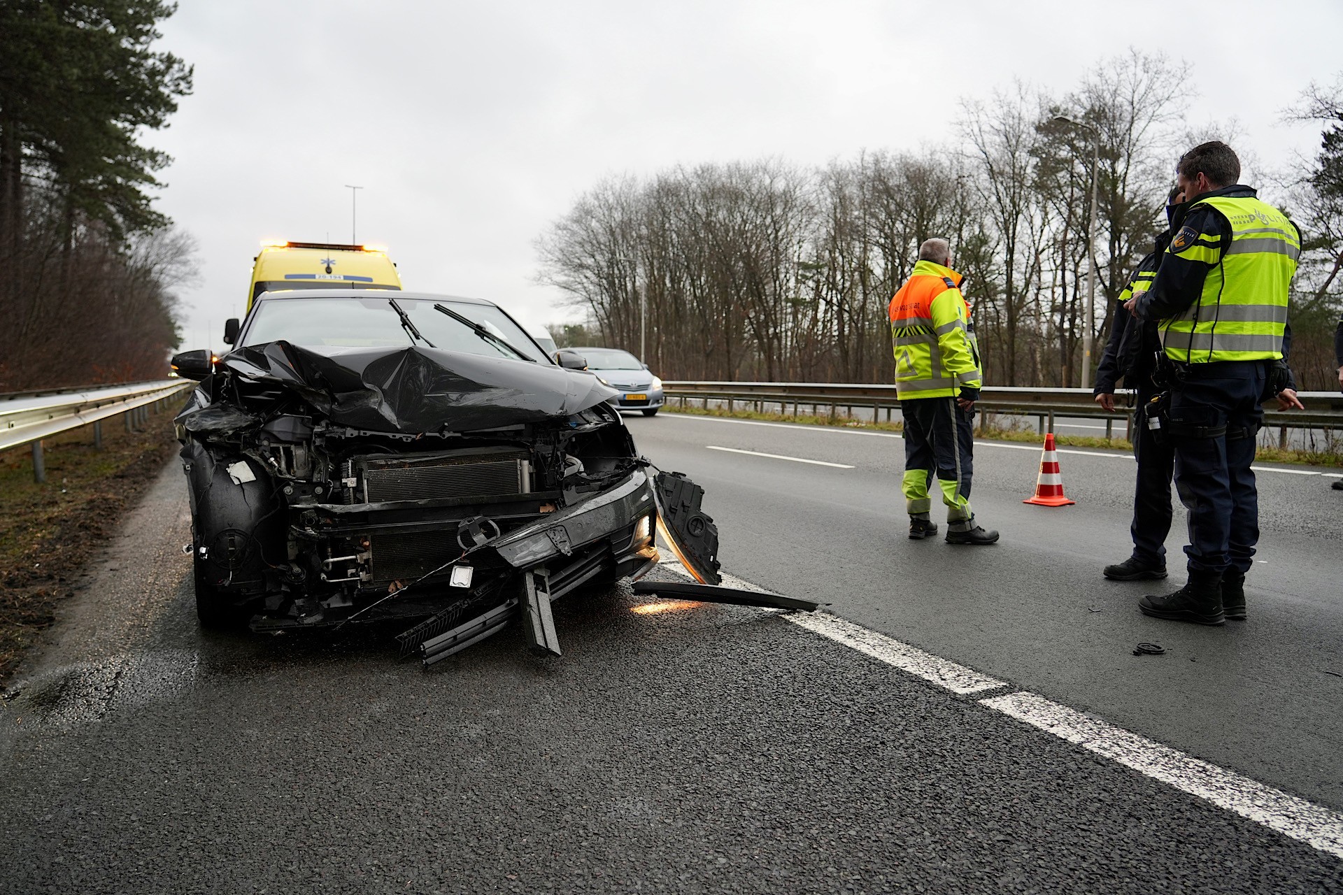 Auto botst tegen vangrail op snelweg