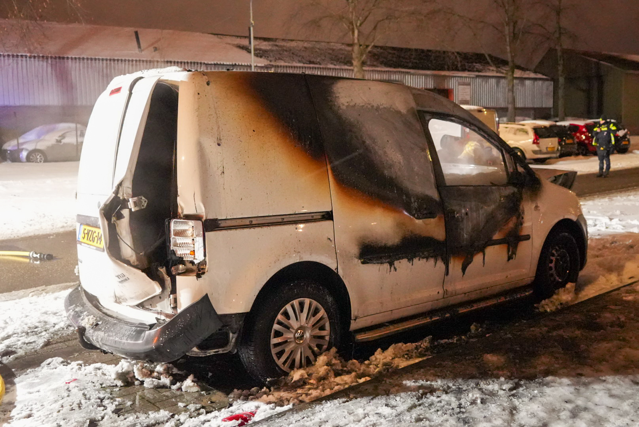 Bestelauto volledig verwoest door brand op industrieterrein