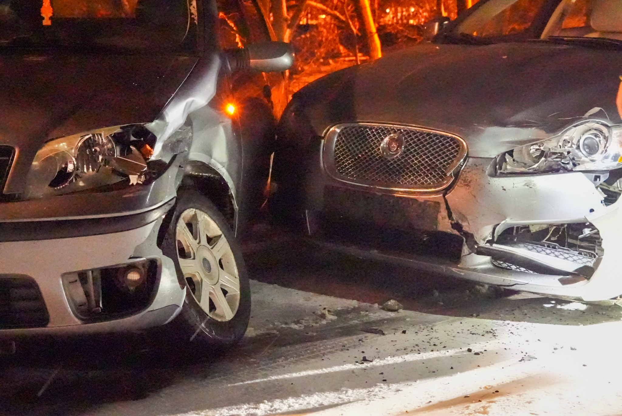 Auto’s botsen door gladheid in bocht