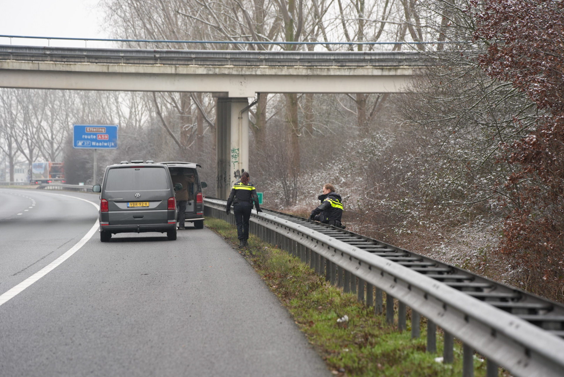 Snelweg afgesloten voor politieonderzoek na beschieting auto