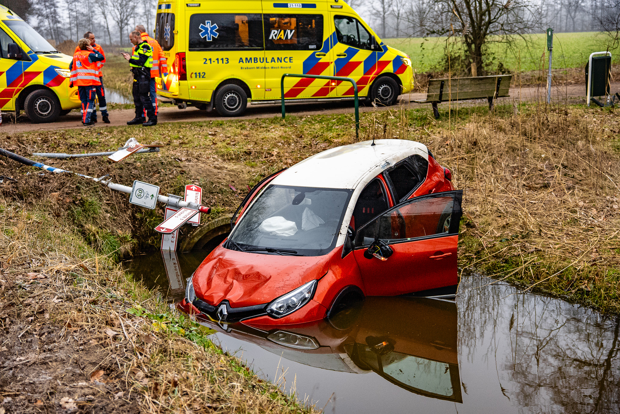 Auto belandt in sloot na botsing op kruising