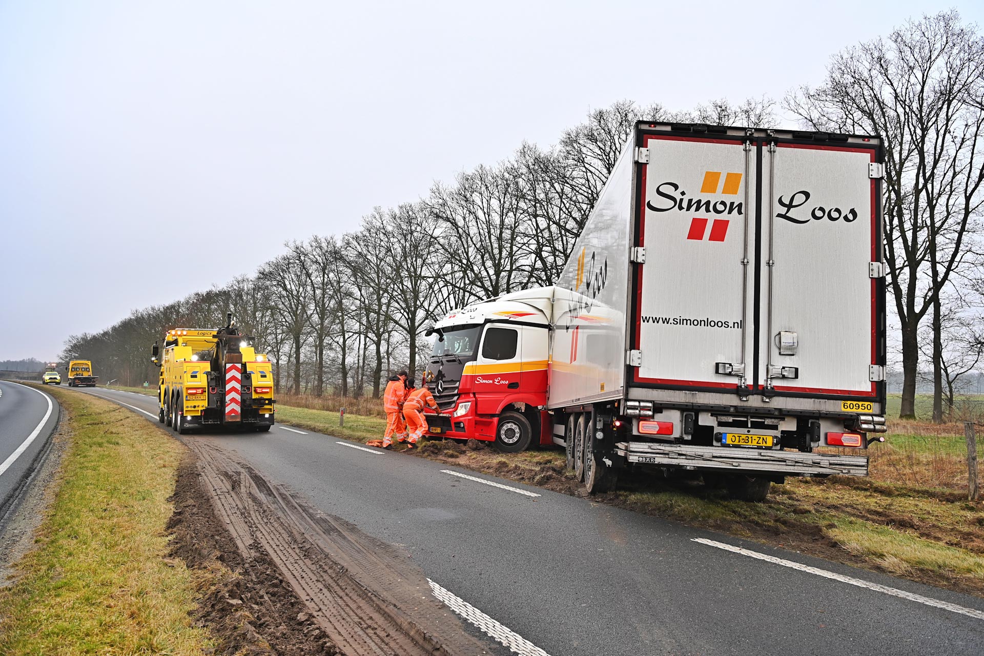 Geschaarde vrachtwagen komt tot stilstand in berm