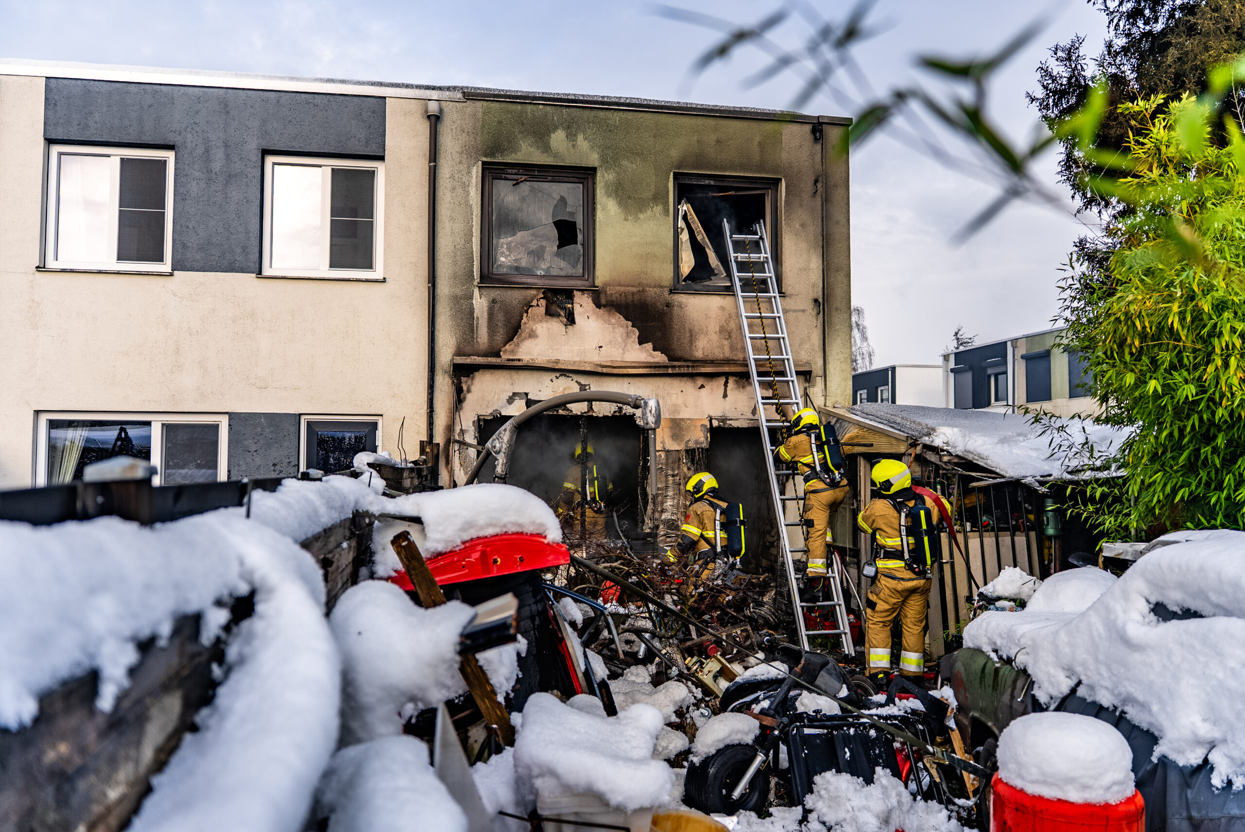 Bewoner zwaargewond bij grote woningbrand