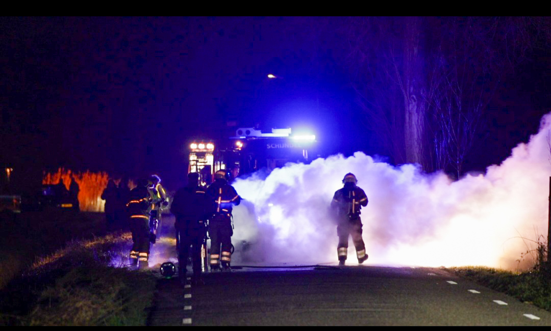 Auto vliegt in brand na explosie, bestuurder gewond